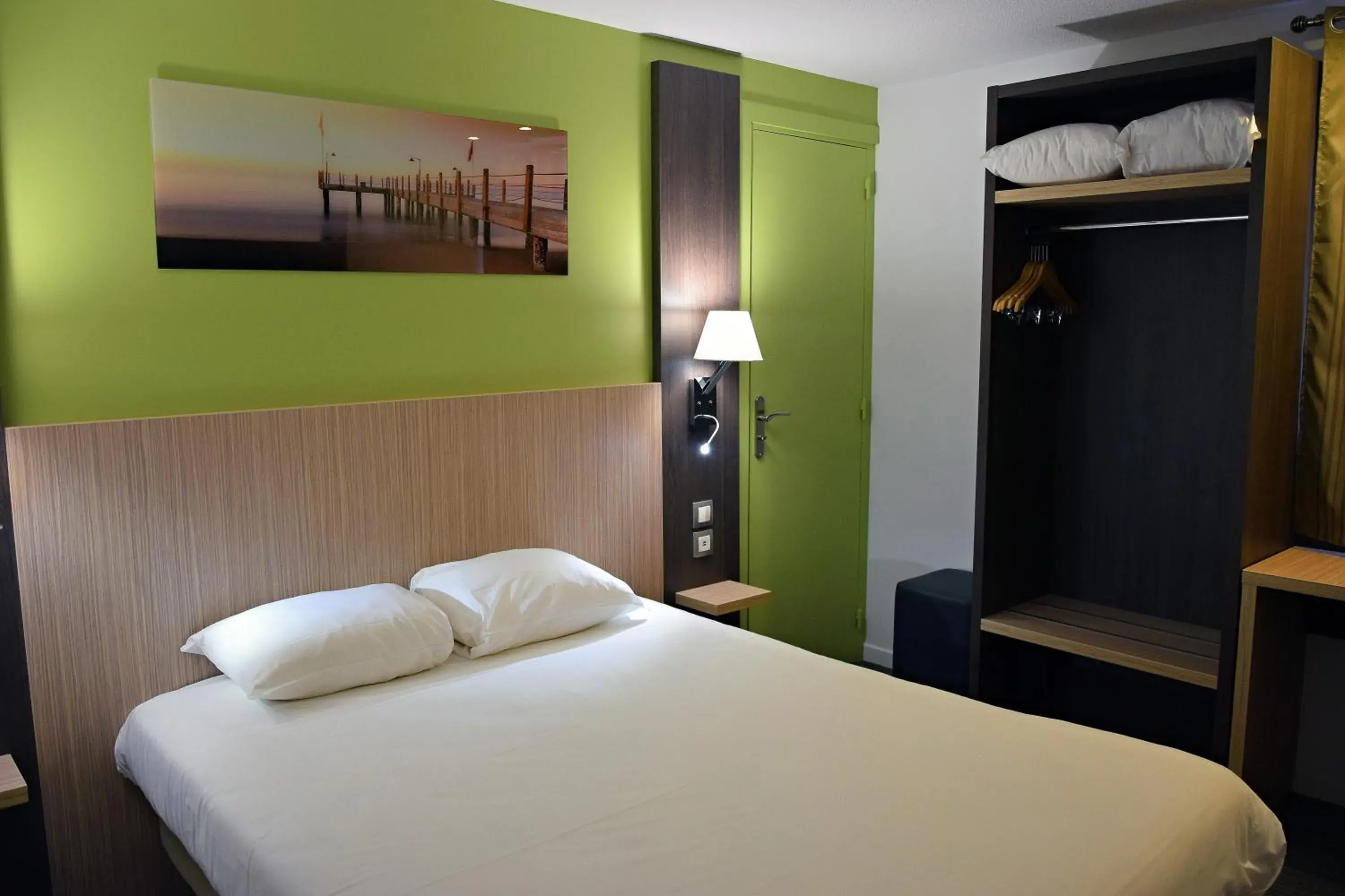 Photo of the whole room, Bed in Contact Hotel Le Seino Marin - Cléon Elbeuf