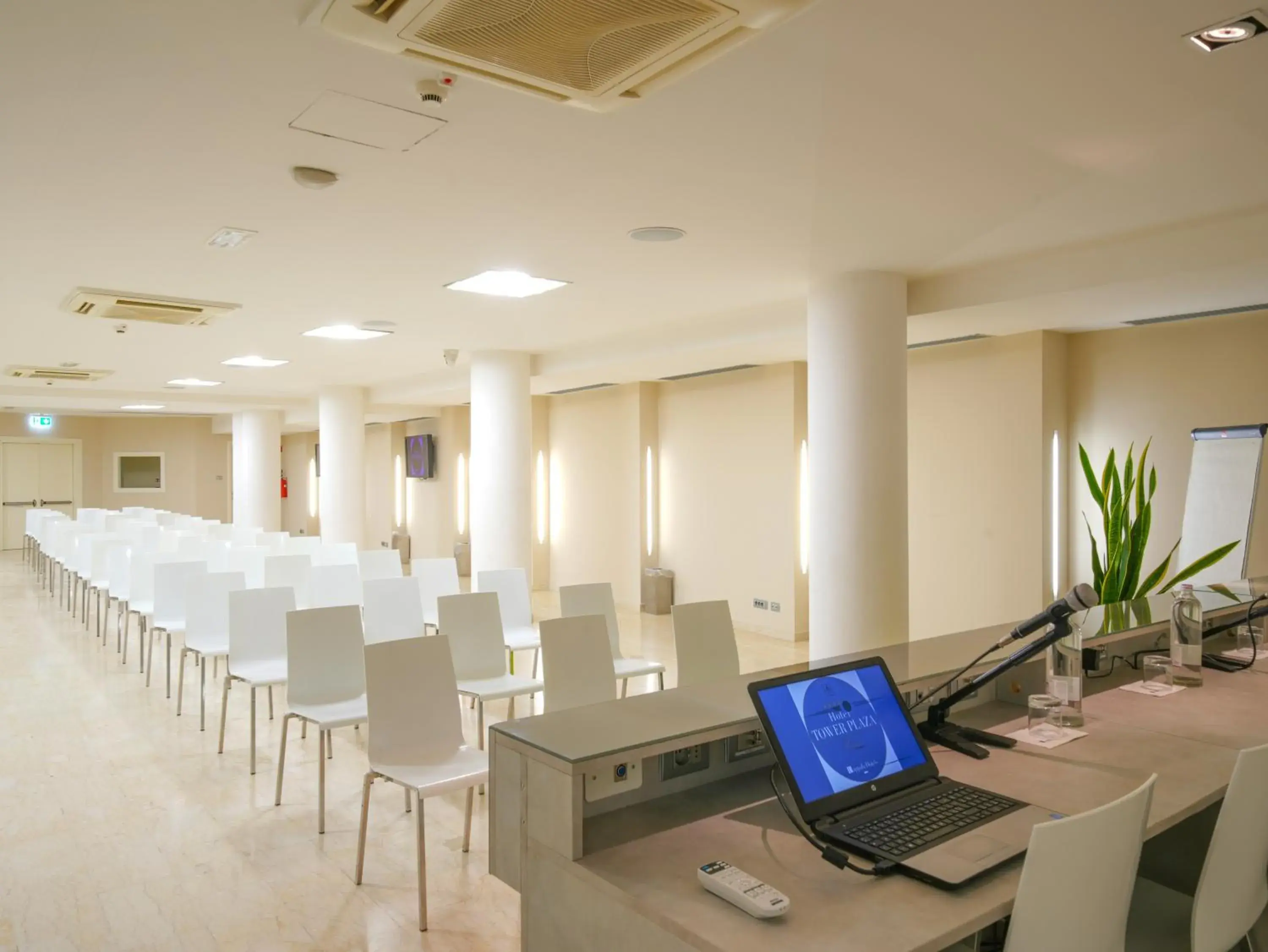 Business Area/Conference Room in Pisa Tower Plaza