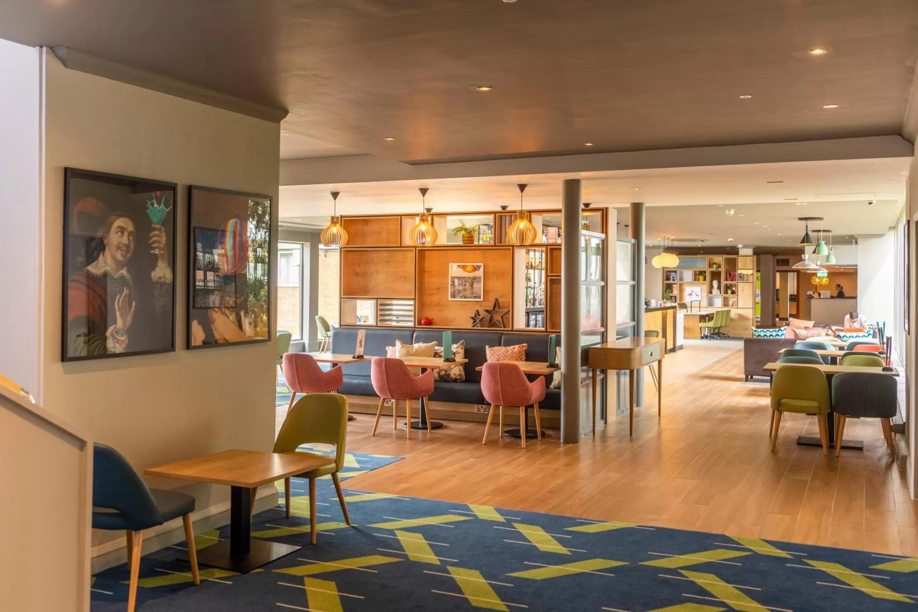 Lounge or bar, Restaurant/Places to Eat in Holiday Inn Basildon, an IHG Hotel