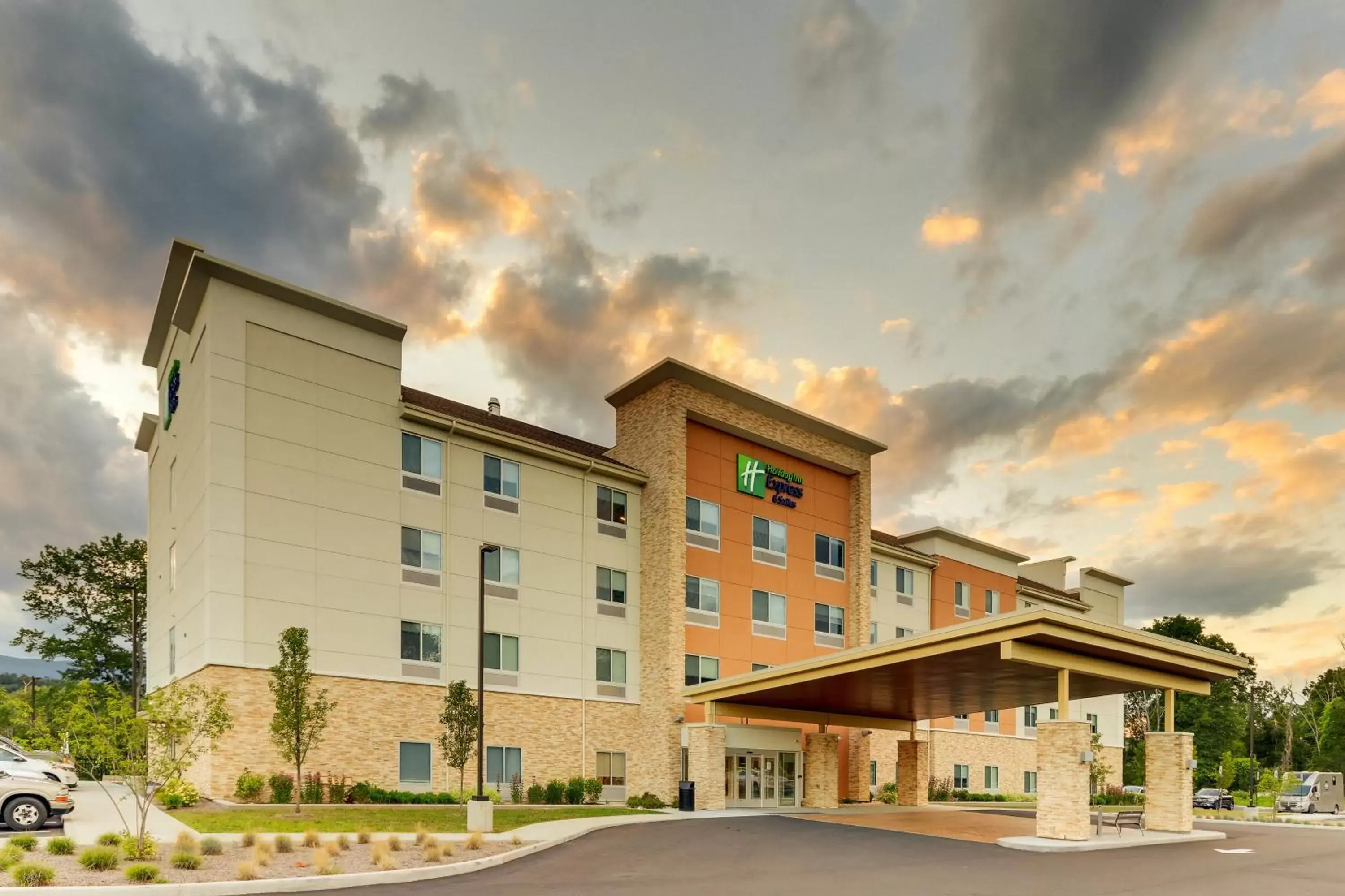 Property building in Holiday Inn Express & Suites - Saugerties - Hudson Valley, an IHG Hotel