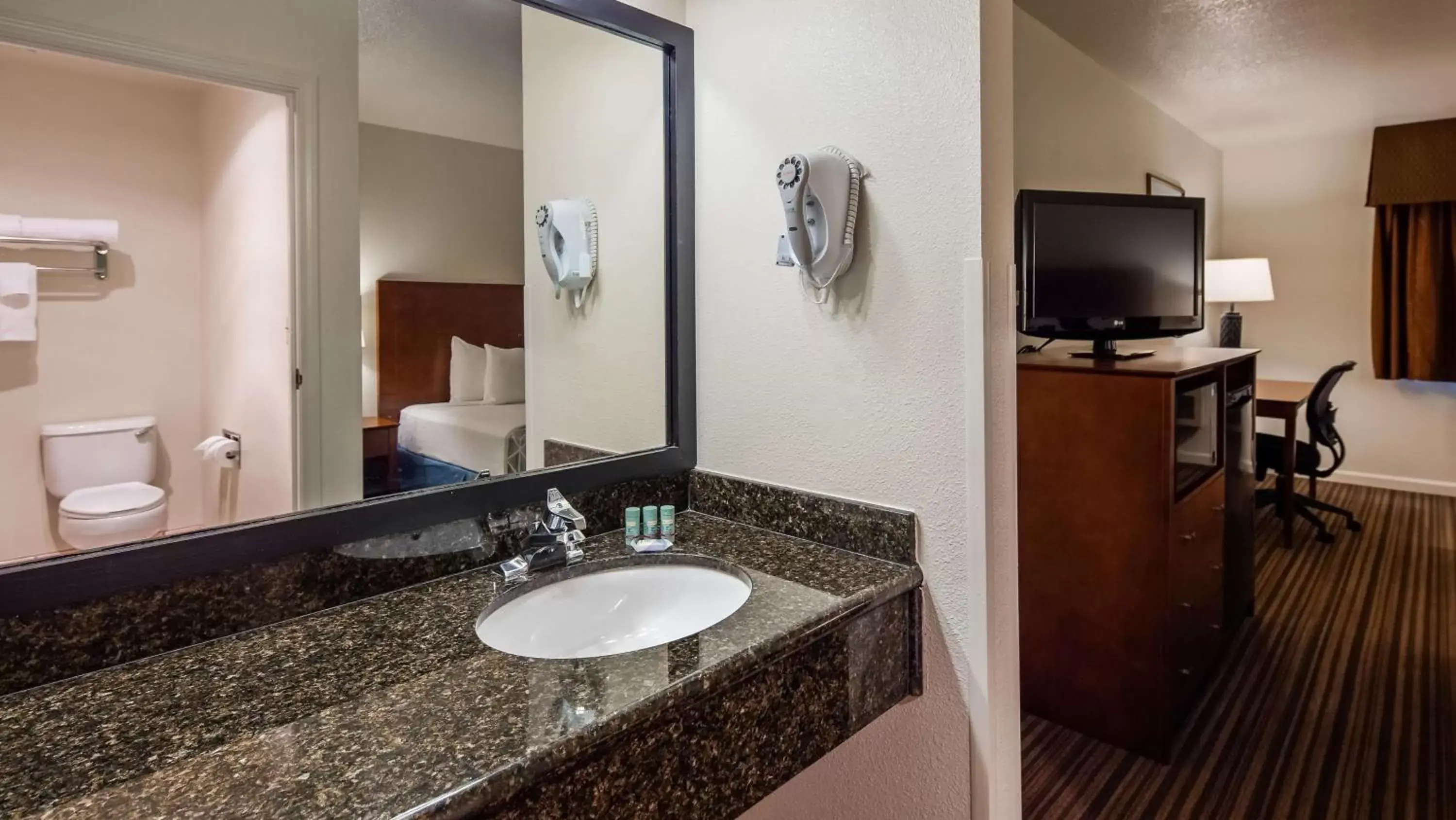 Photo of the whole room, Bathroom in Best Western Capital City Inn