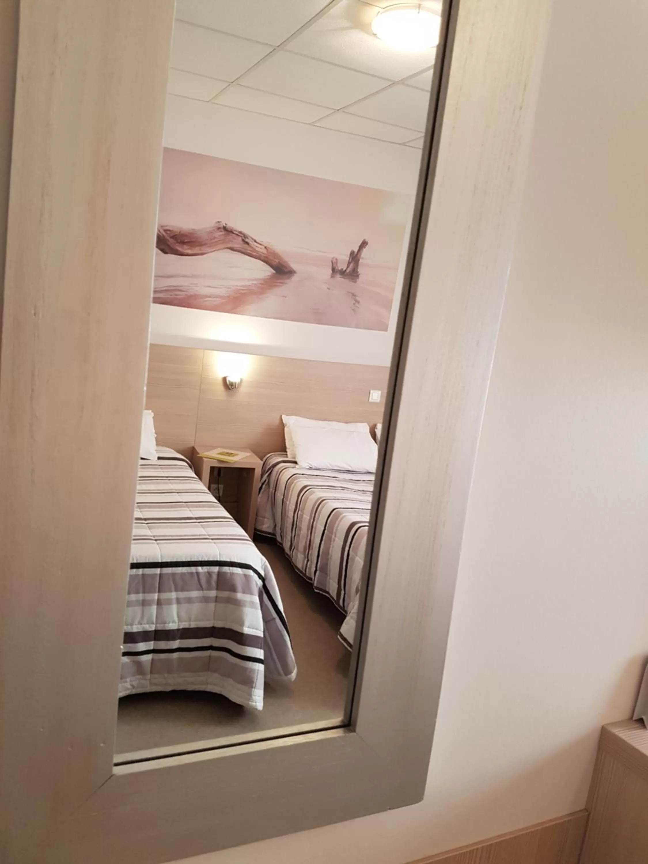 Decorative detail, Bed in Logis Hôtel Restaurant du Midi - Rodez Centre