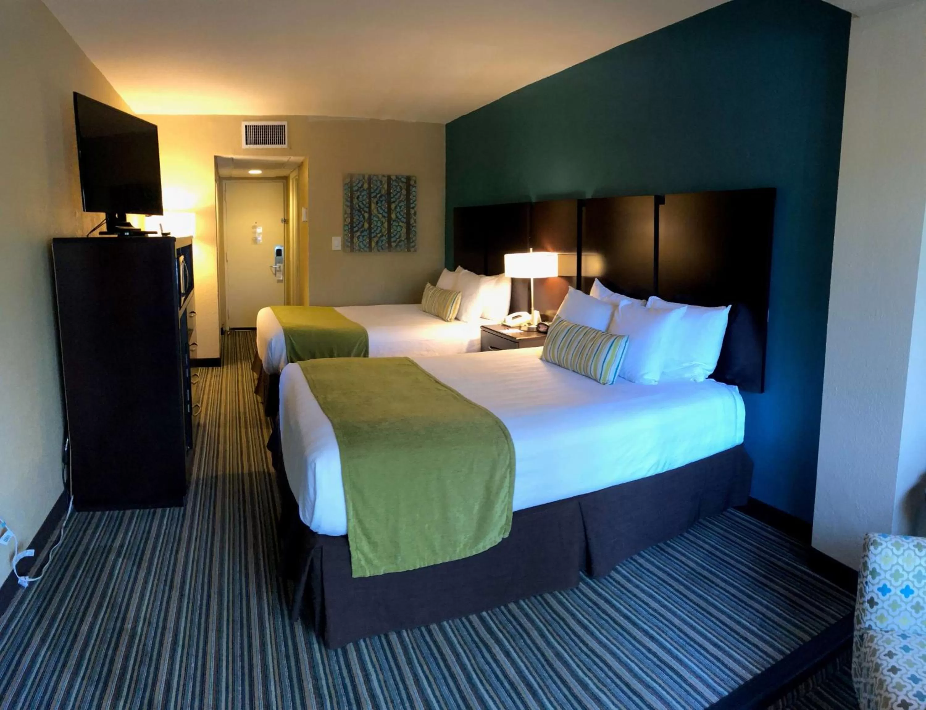 Photo of the whole room, Bed in Best Western On The Bay Inn & Marina