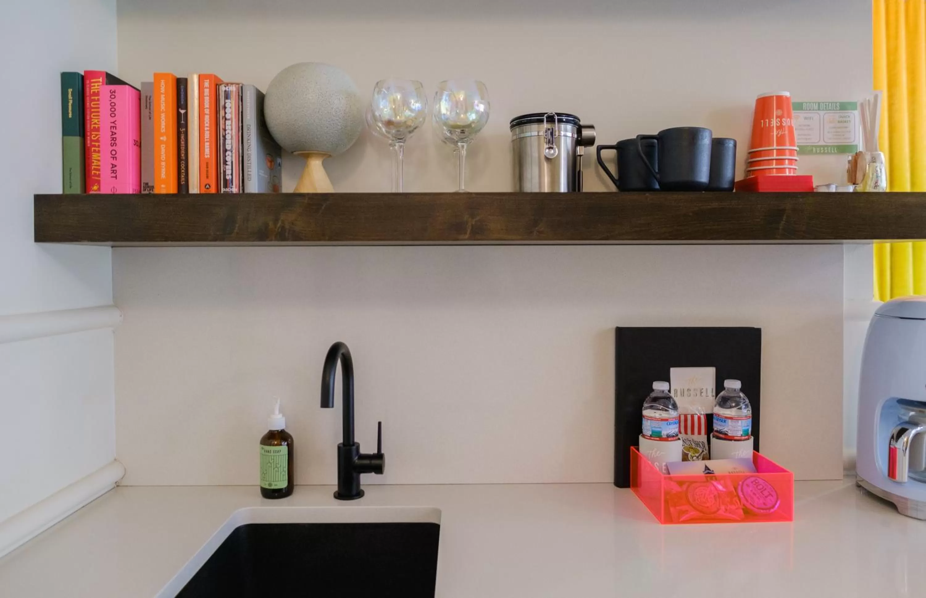 Coffee/tea facilities in The Russell