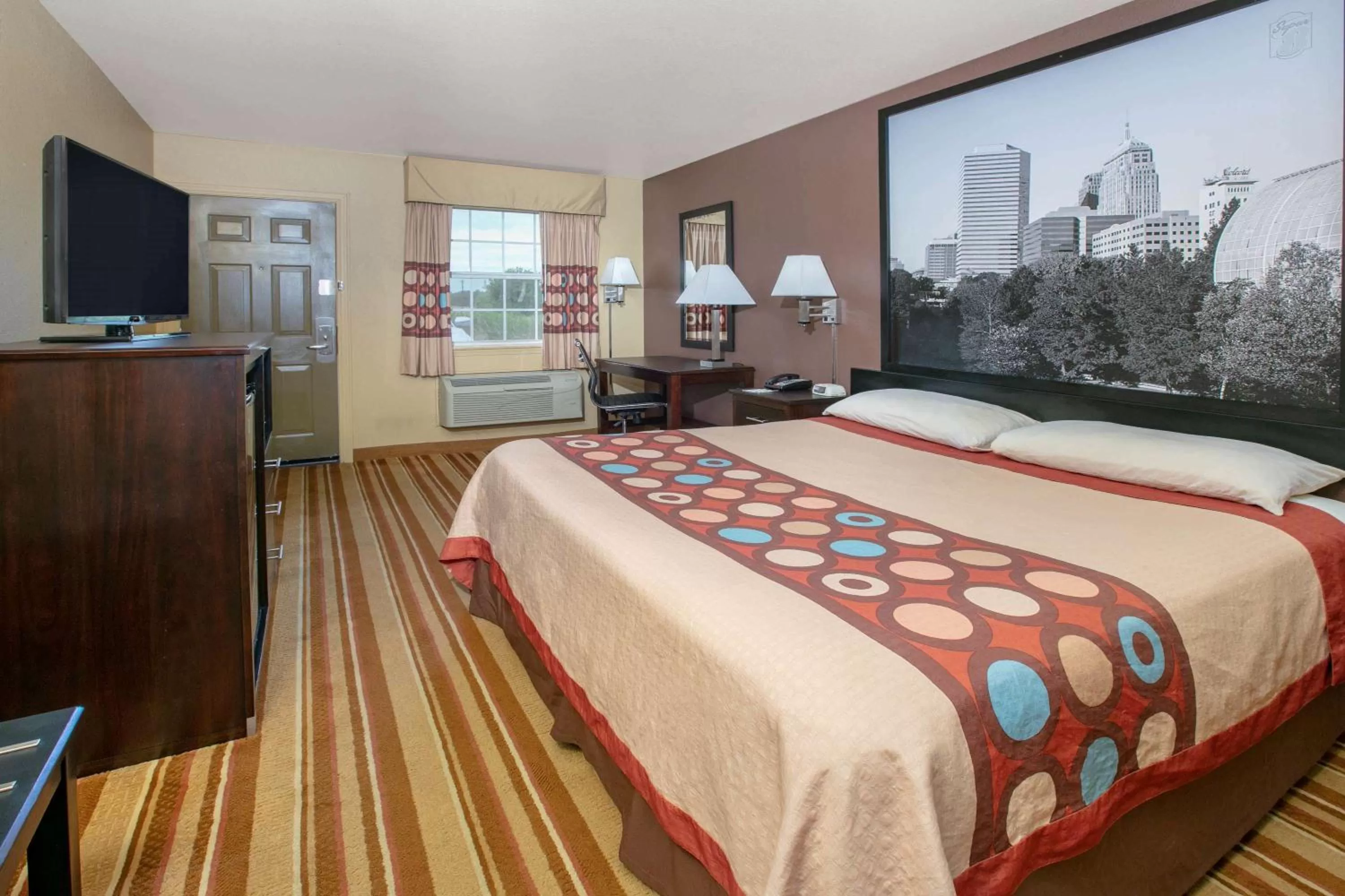 Photo of the whole room, Bed in Super 8 by Wyndham Big Cabin/Vinita Area