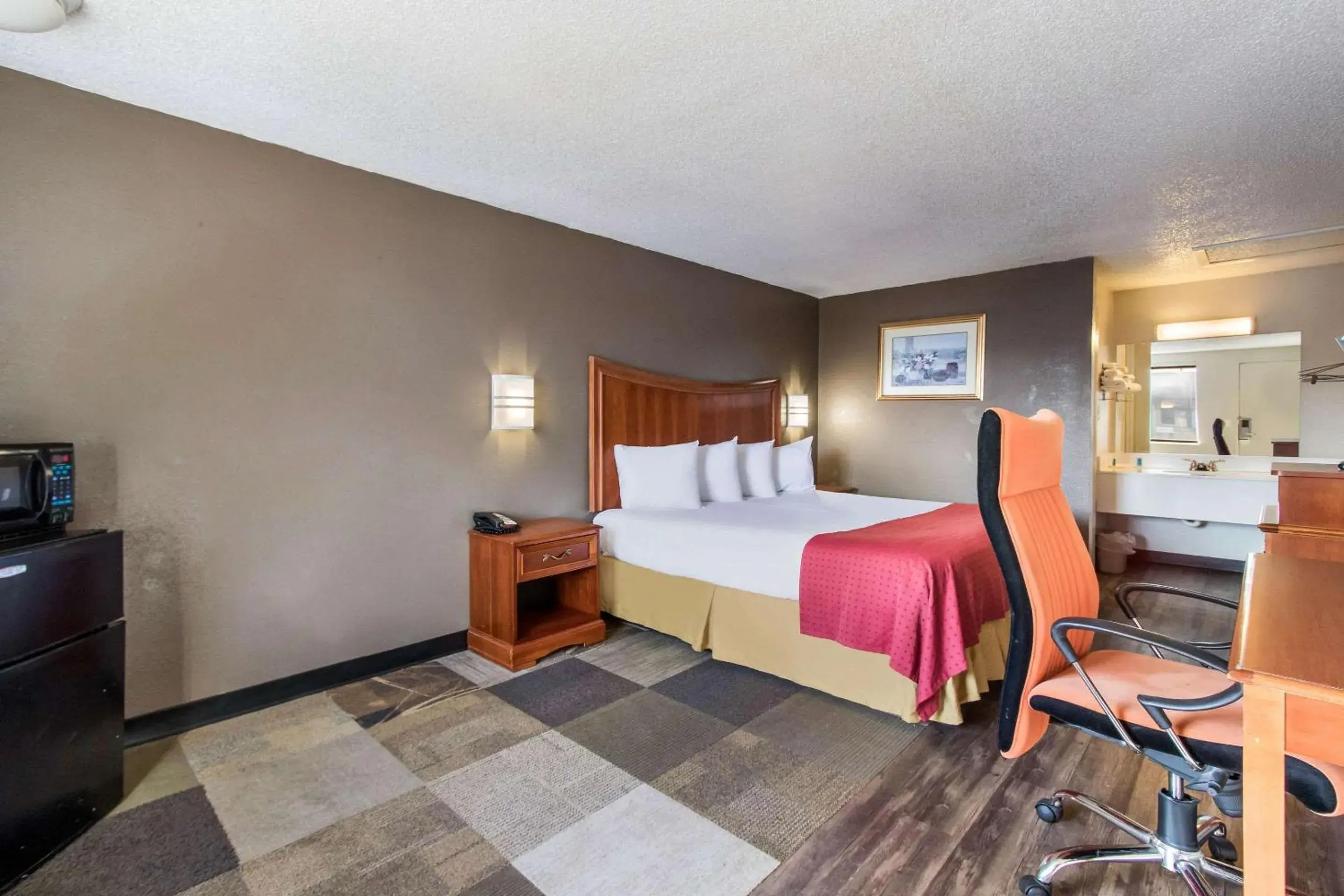 Photo of the whole room, Bed in Rodeway Inn Near Hall of Fame