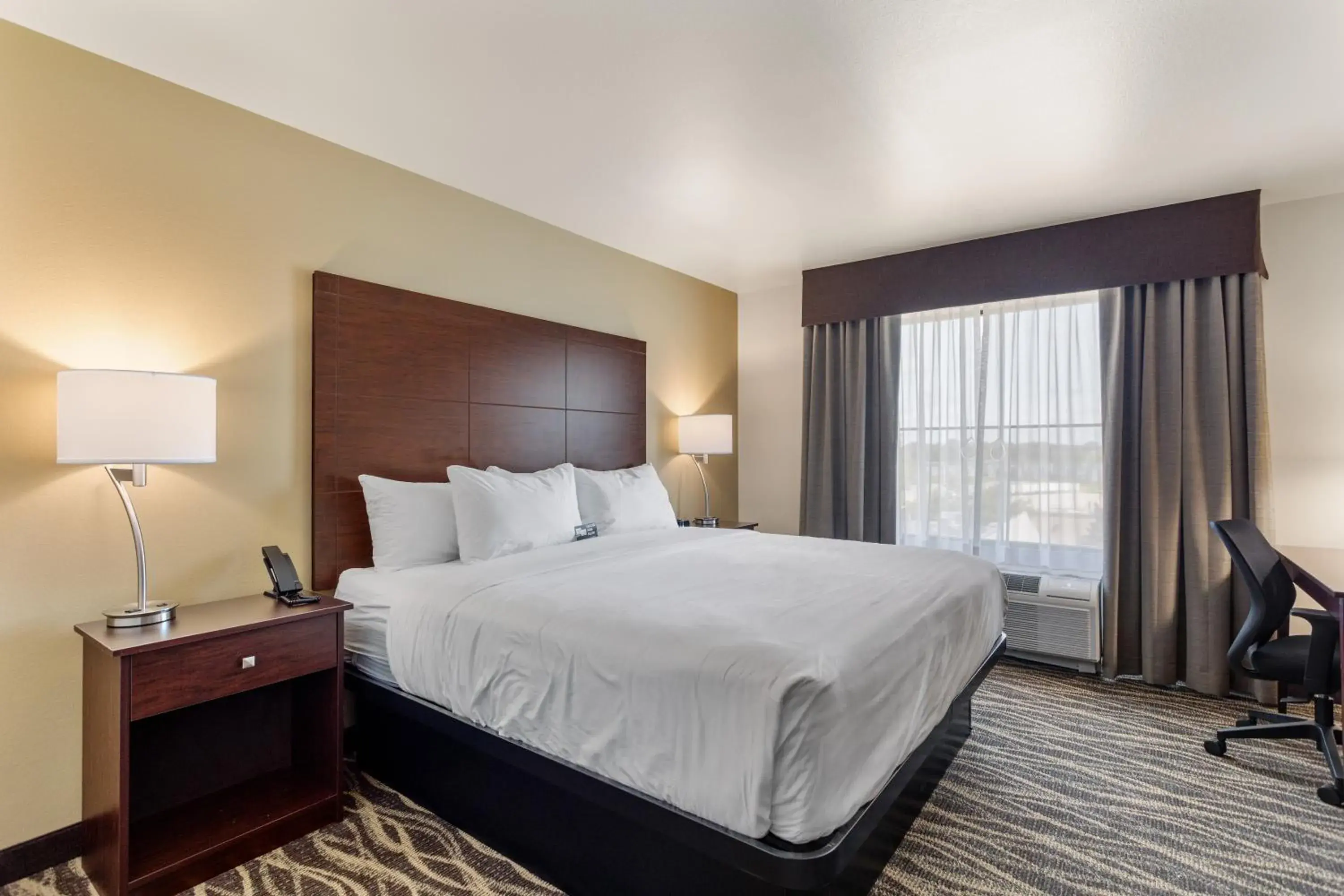 Bed in Cobblestone Hotel & Suites - De Pere