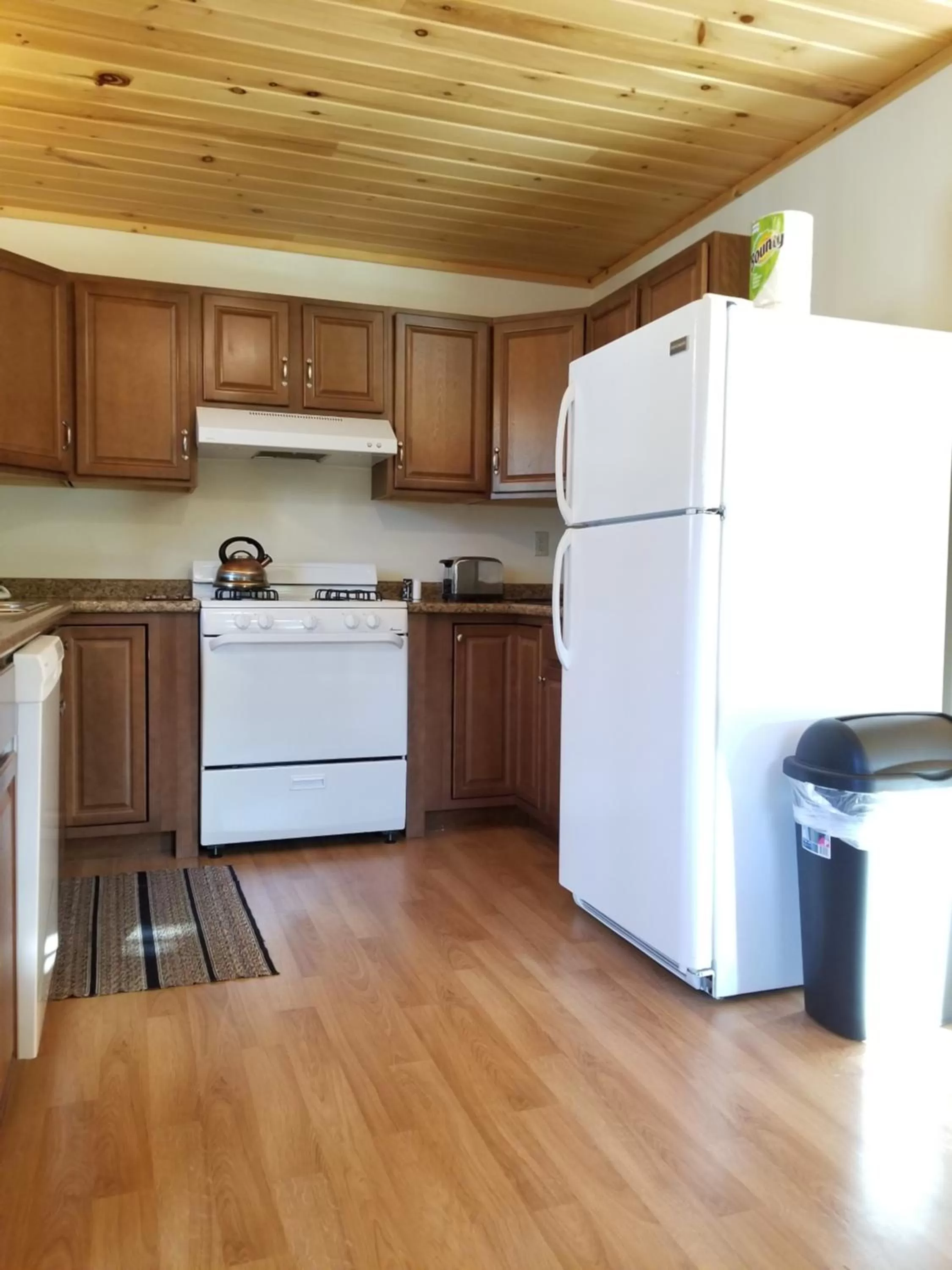 Kitchen or kitchenette, Kitchen/Kitchenette in Trails End Inn