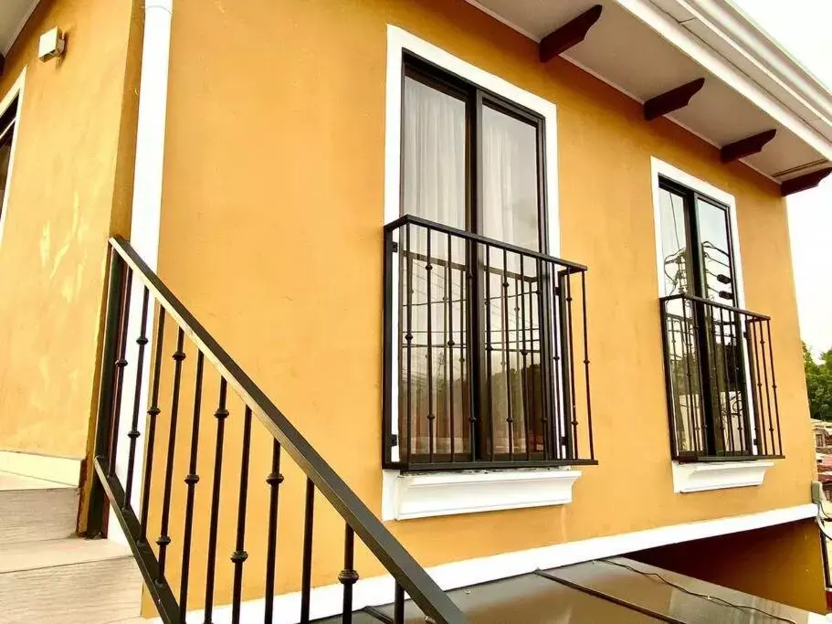 Facade/entrance, Balcony/Terrace in Airport SJO Residence - Edward & Familia Inn