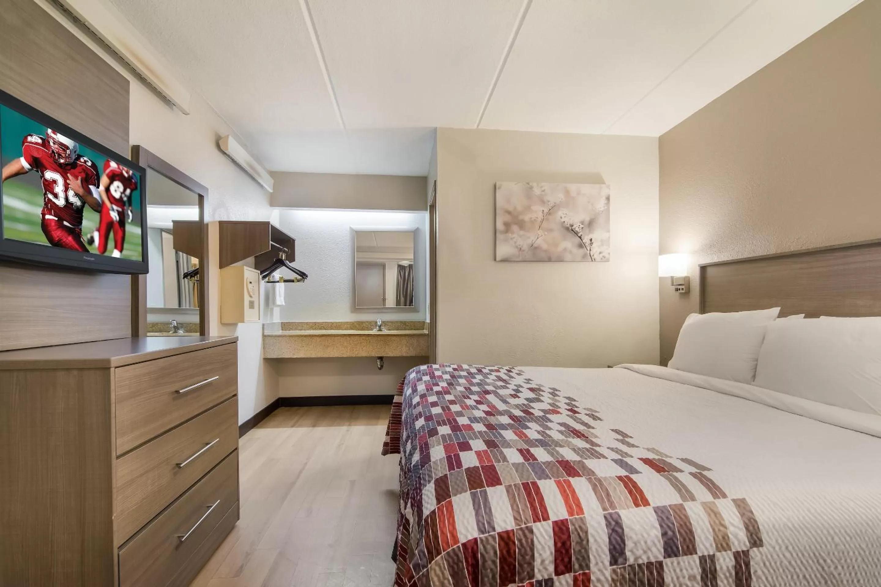 Bedroom, Bed in Red Roof Inn Durham - Triangle Park