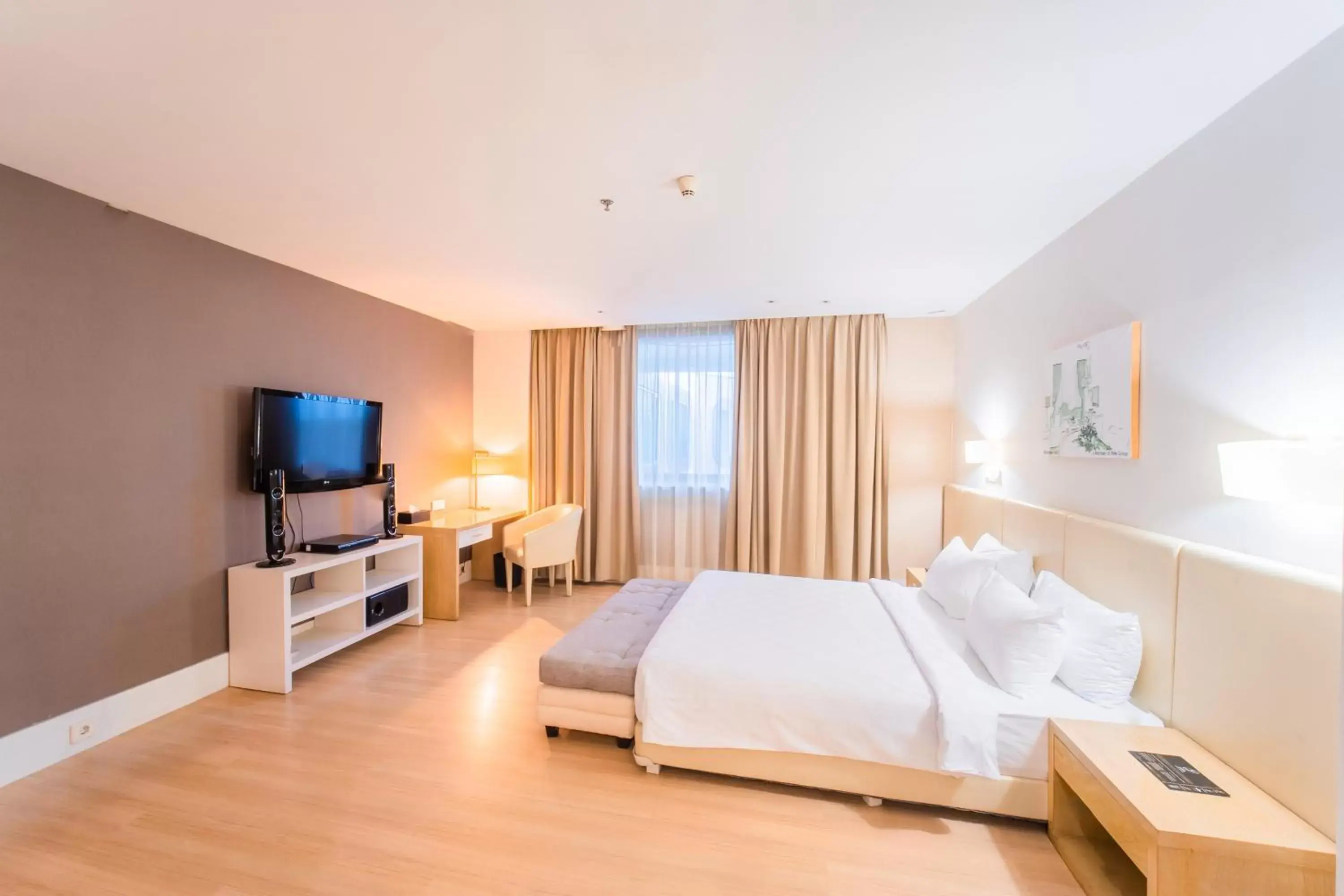 Bedroom, TV/Entertainment Center in Grand Jatra Hotel Balikpapan