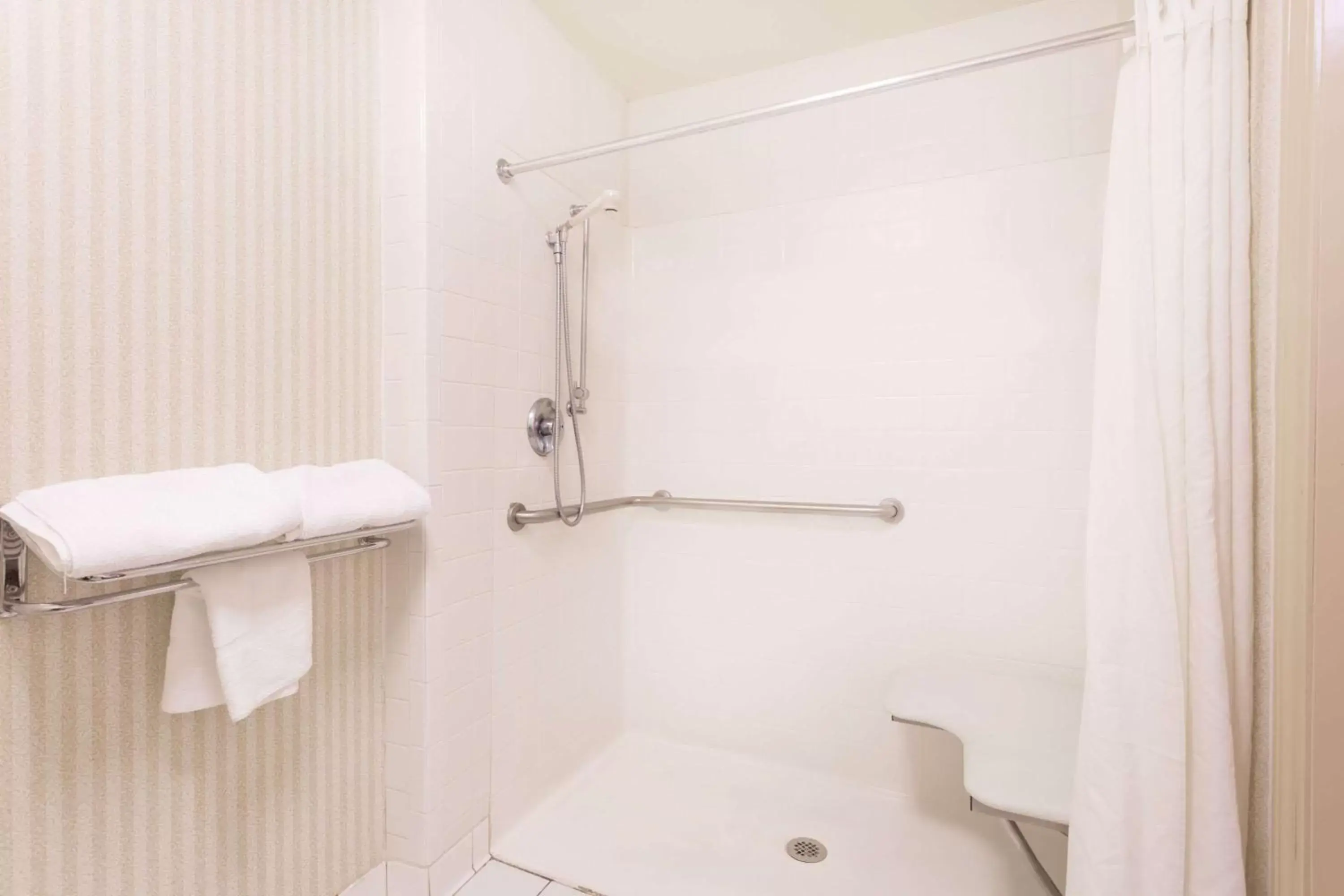Shower, Bathroom in Super 8 by Wyndham Macon West