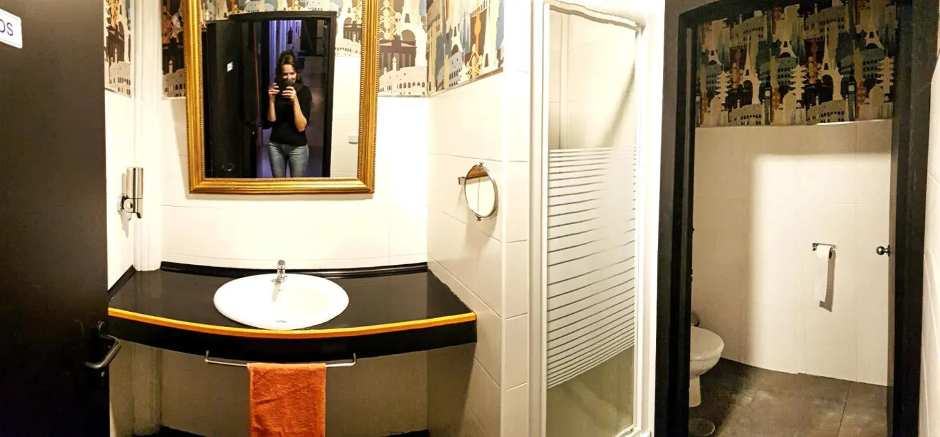 Shower, Bathroom in Hostels Meetingpoint