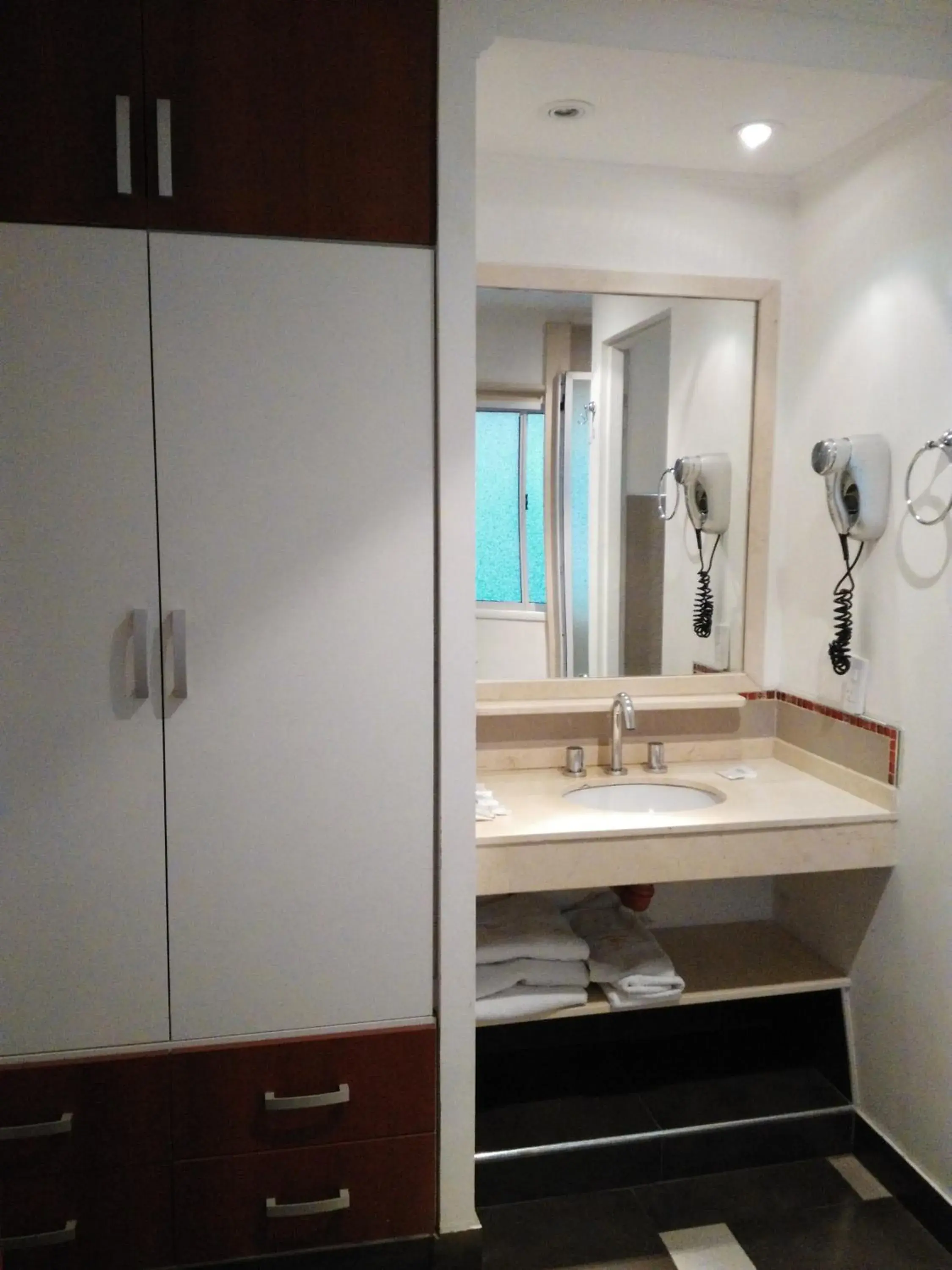 Bathroom in Hotel A&B Internacional