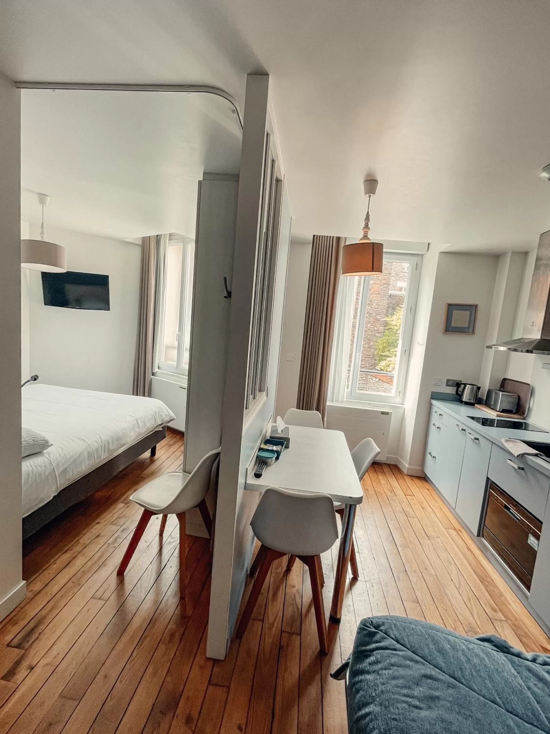 Photo of the whole room, Bed in Garden Hotel Rennes Centre Gare