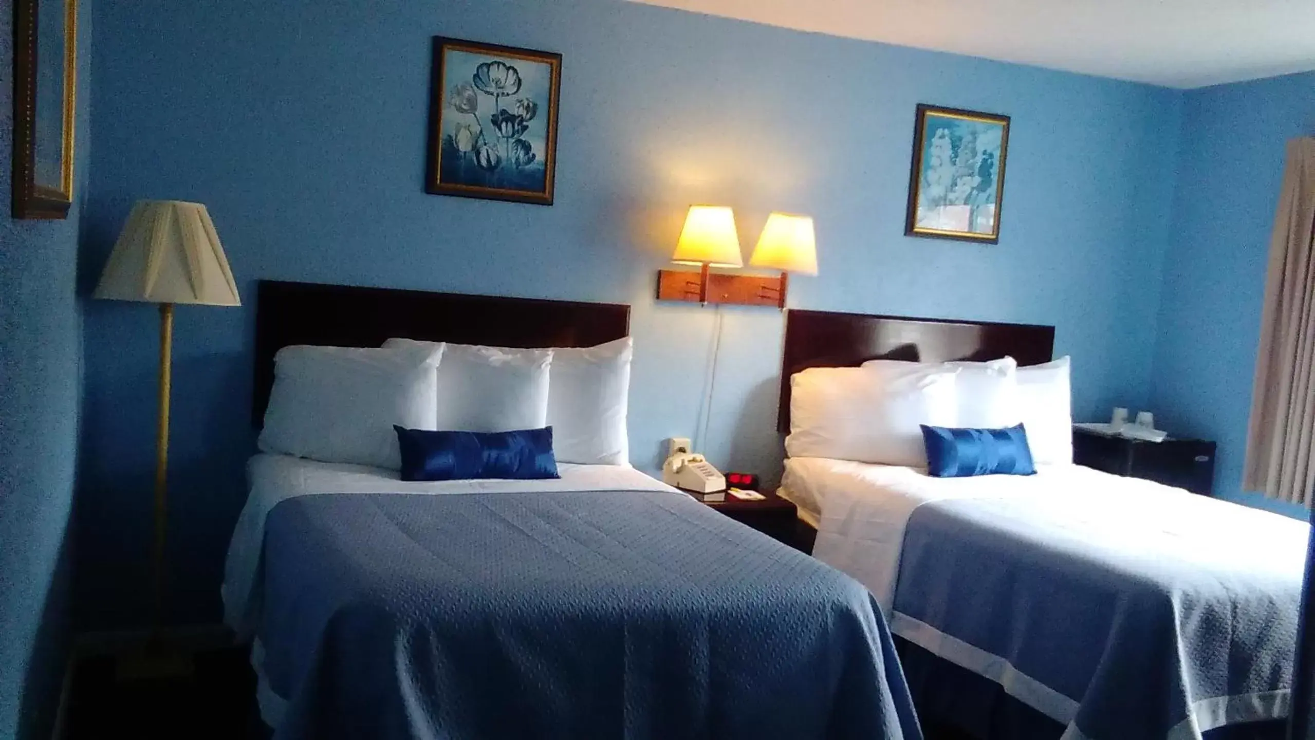 Photo of the whole room, Bed in Days Inn by Wyndham Cleveland Lakewood