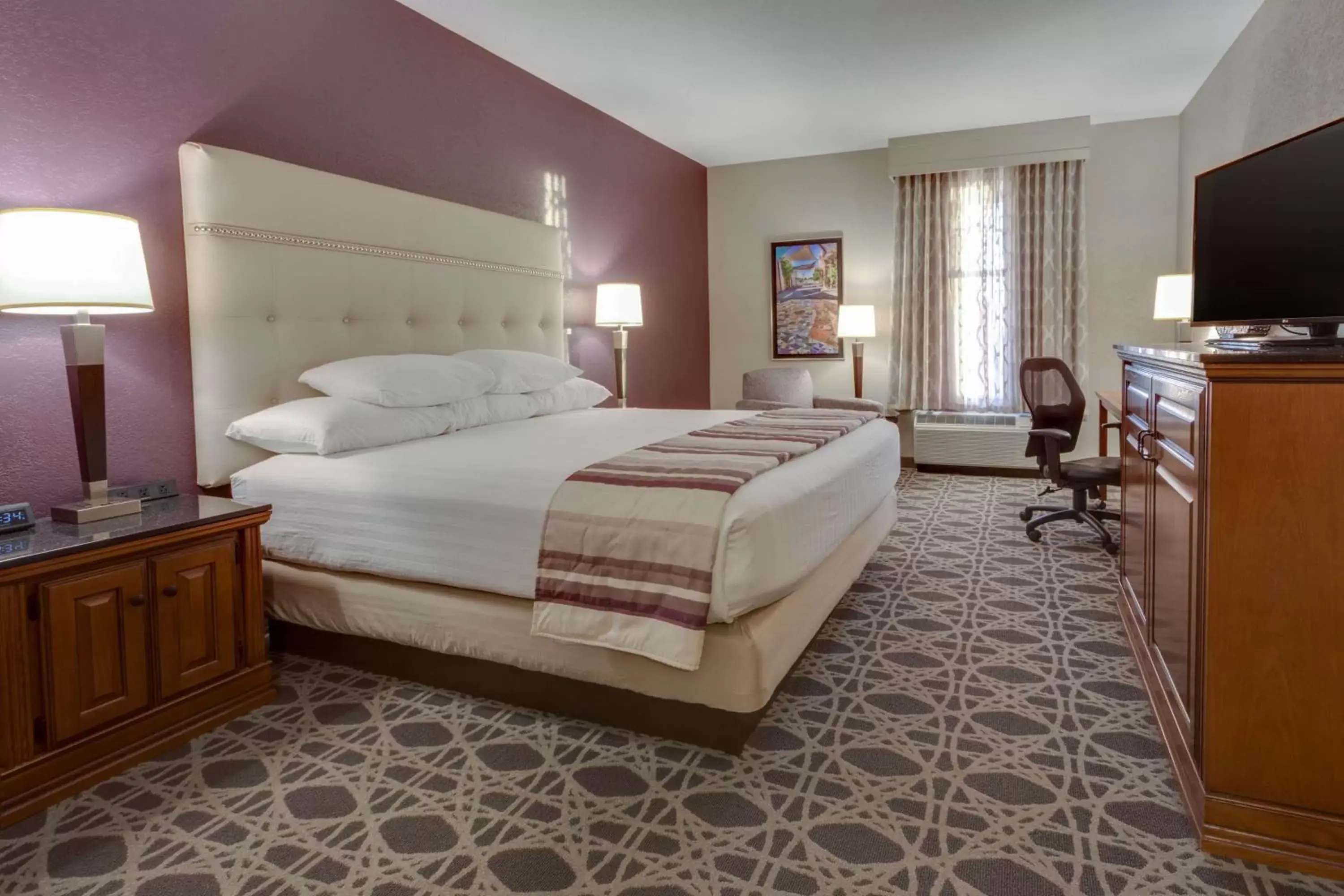 Photo of the whole room, Bed in Drury Inn & Suites Las Cruces