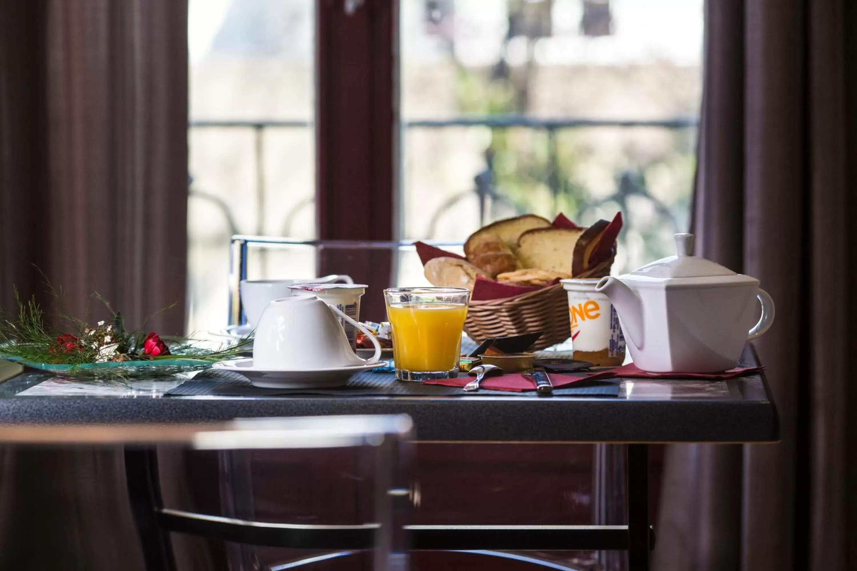 Restaurant/places to eat, Breakfast in Brit Hotel du Parc Niort