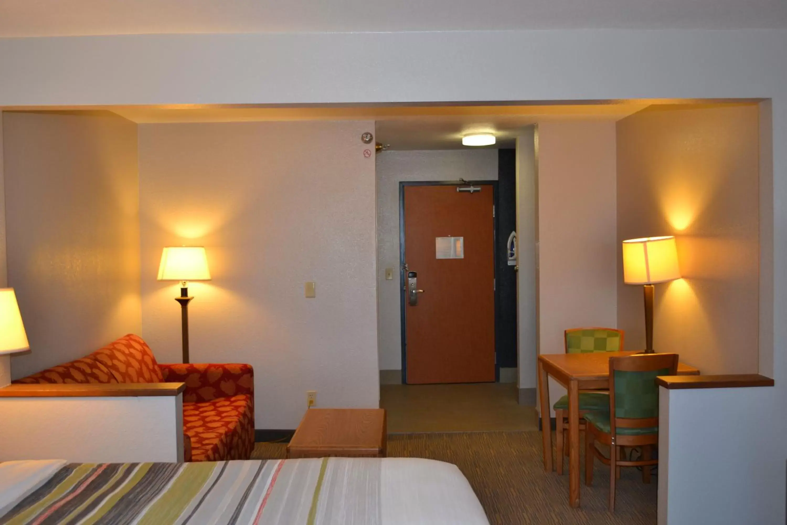 TV and multimedia, Bed in Country Inn & Suites by Radisson, Fairview Heights, IL