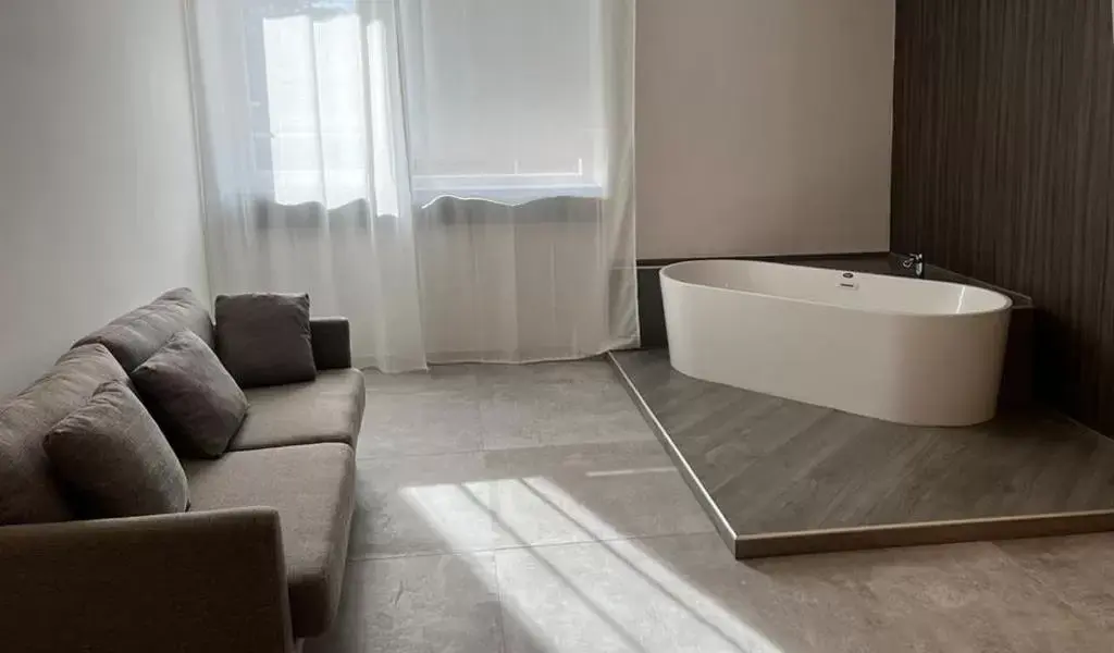 Bath, Seating Area in Korè Hotel