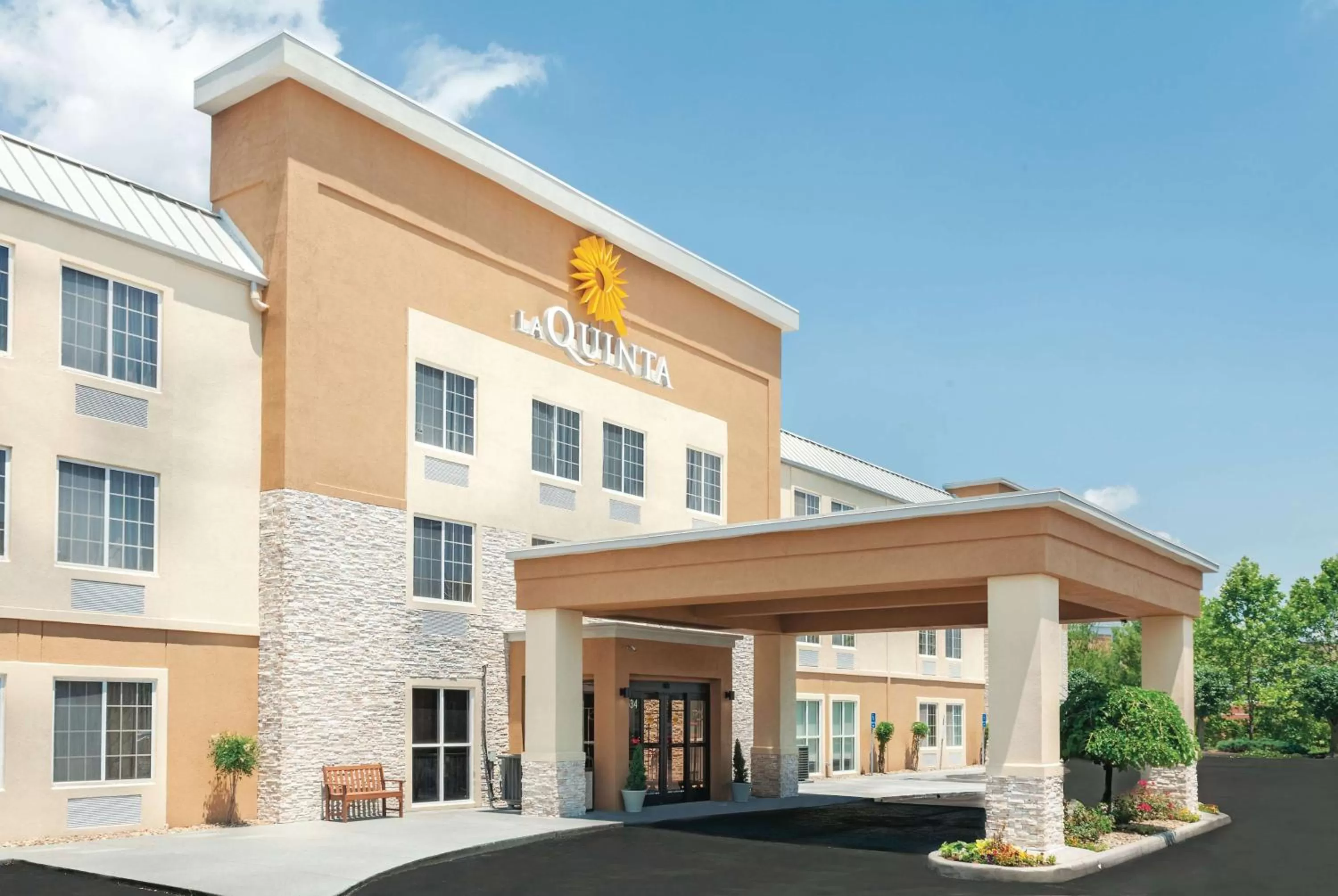 Property building in La Quinta by Wyndham Knoxville North I-75