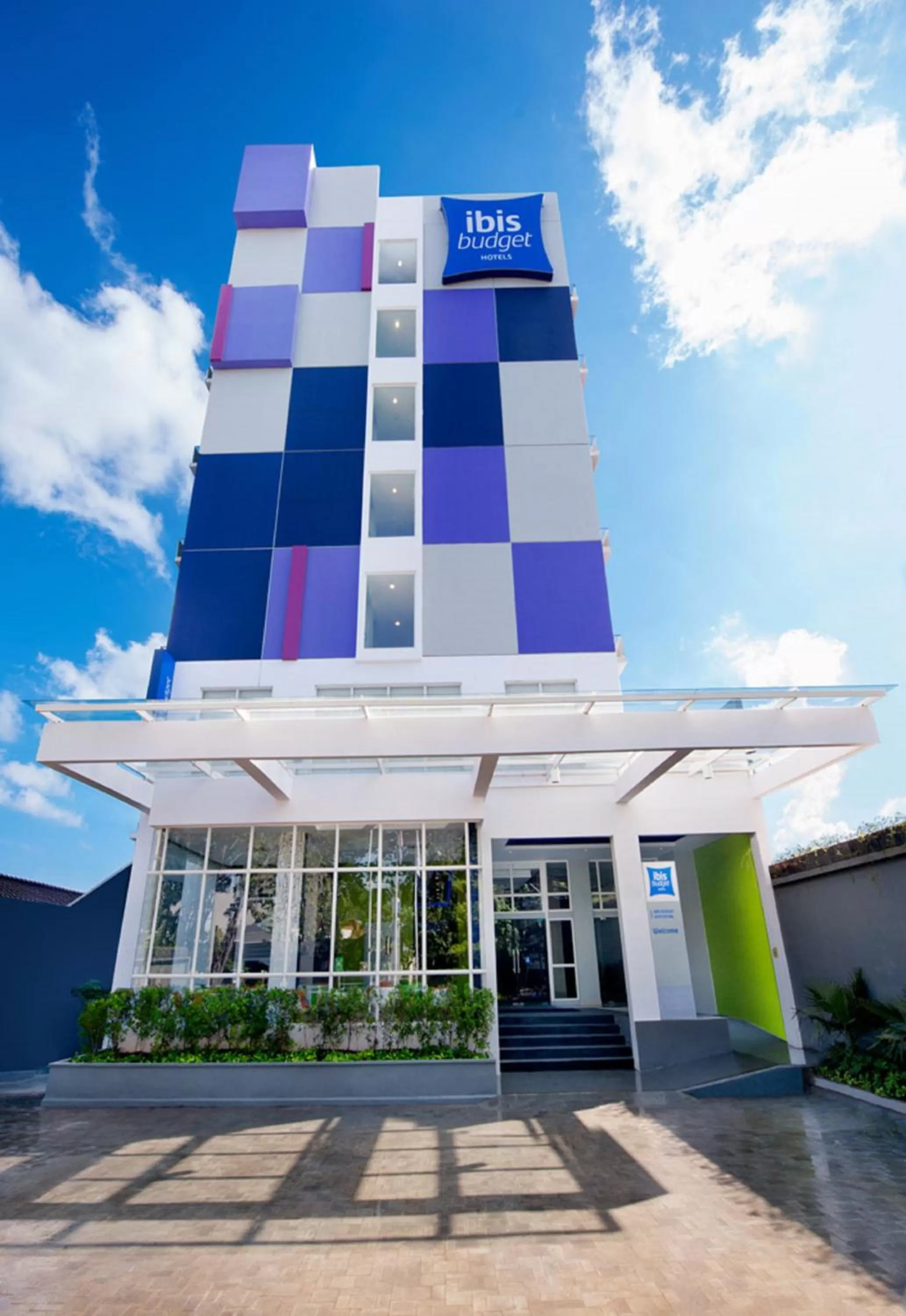 Facade/entrance in Ibis Budget Semarang Tendean