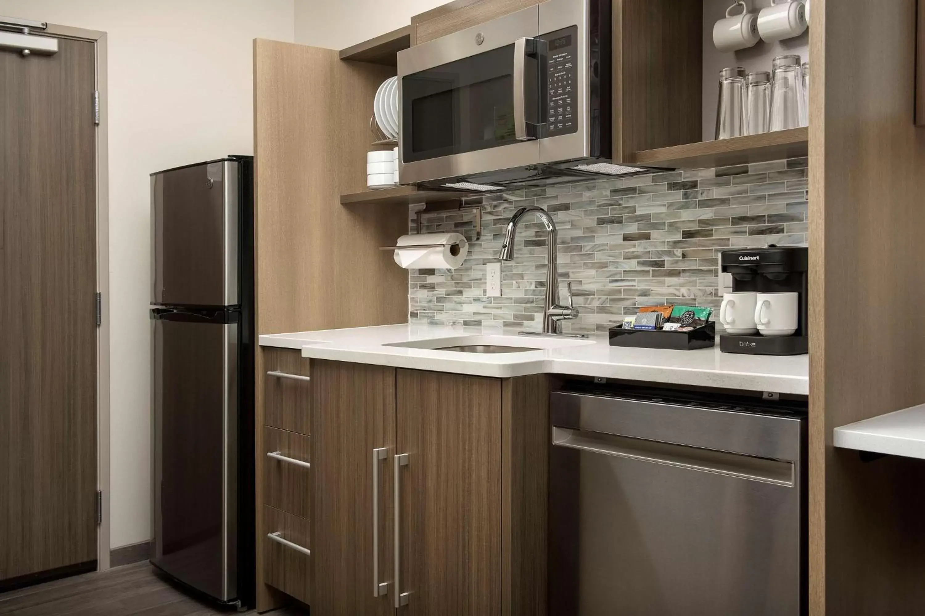 Kitchen or kitchenette, Kitchen/Kitchenette in Home2 Suites By Hilton Kenner New Orleans Arpt