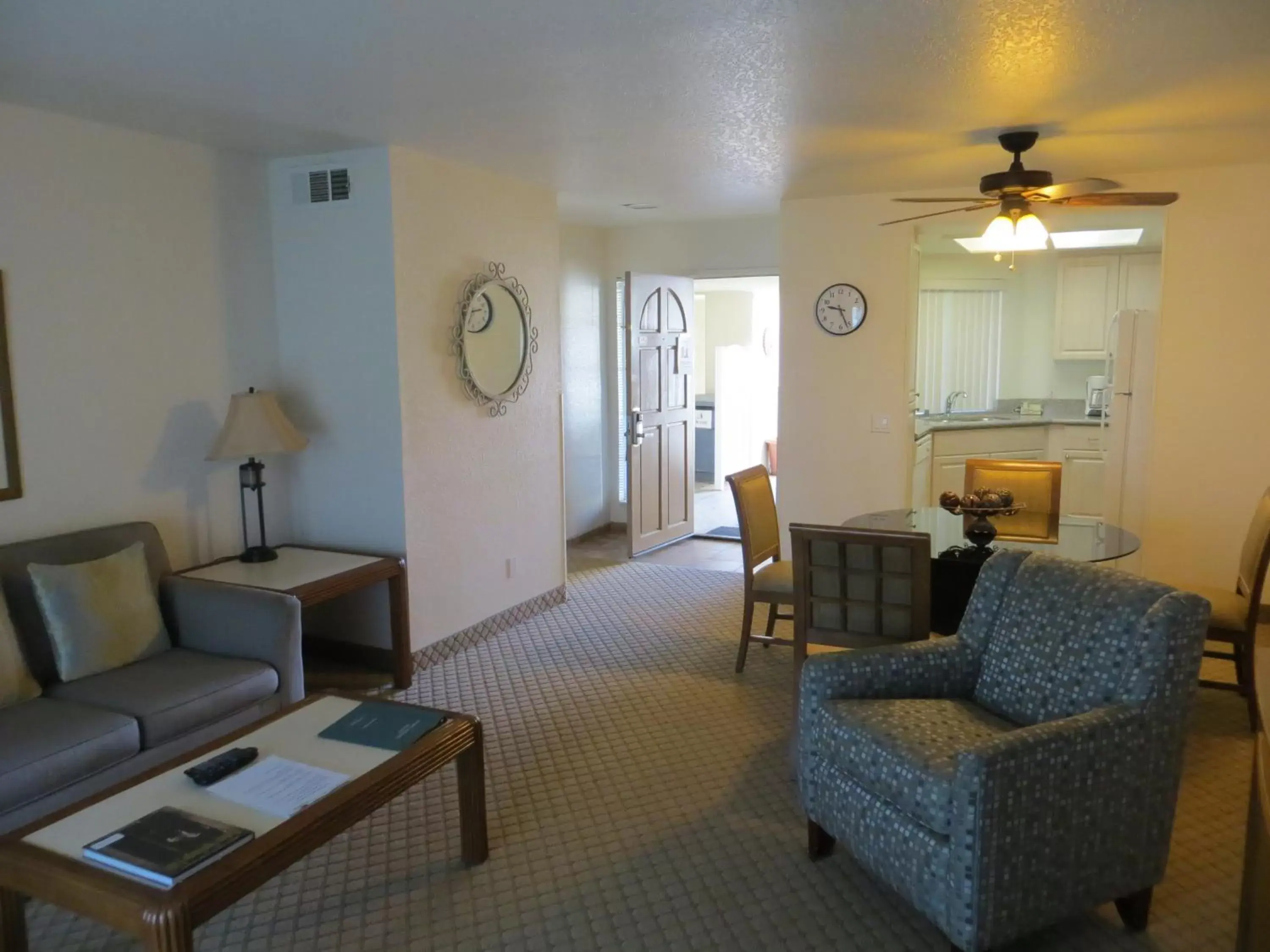 Living room, Seating Area in Desert Breezes Resort