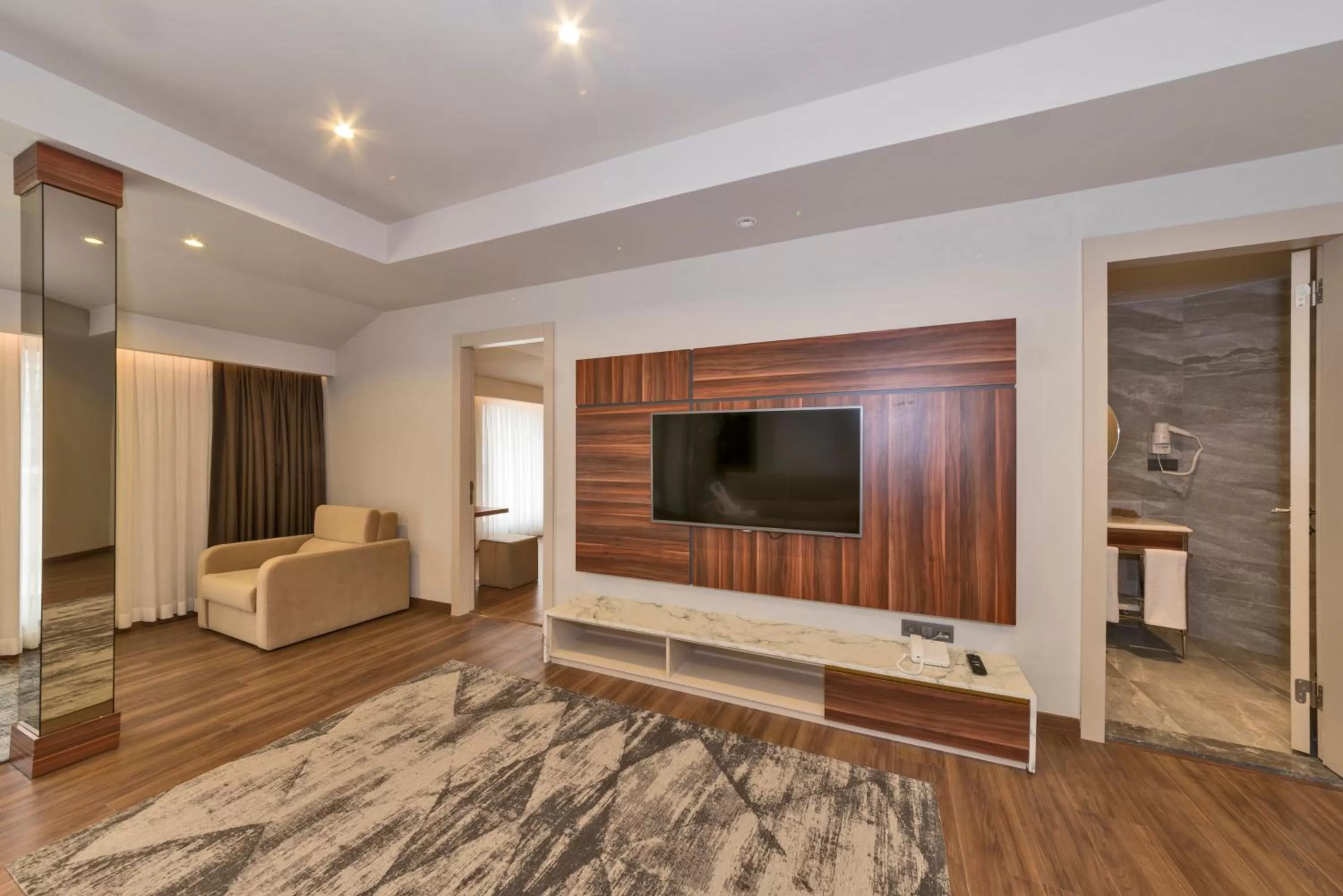 Living room, TV/Entertainment Center in Golden Royal Hotel