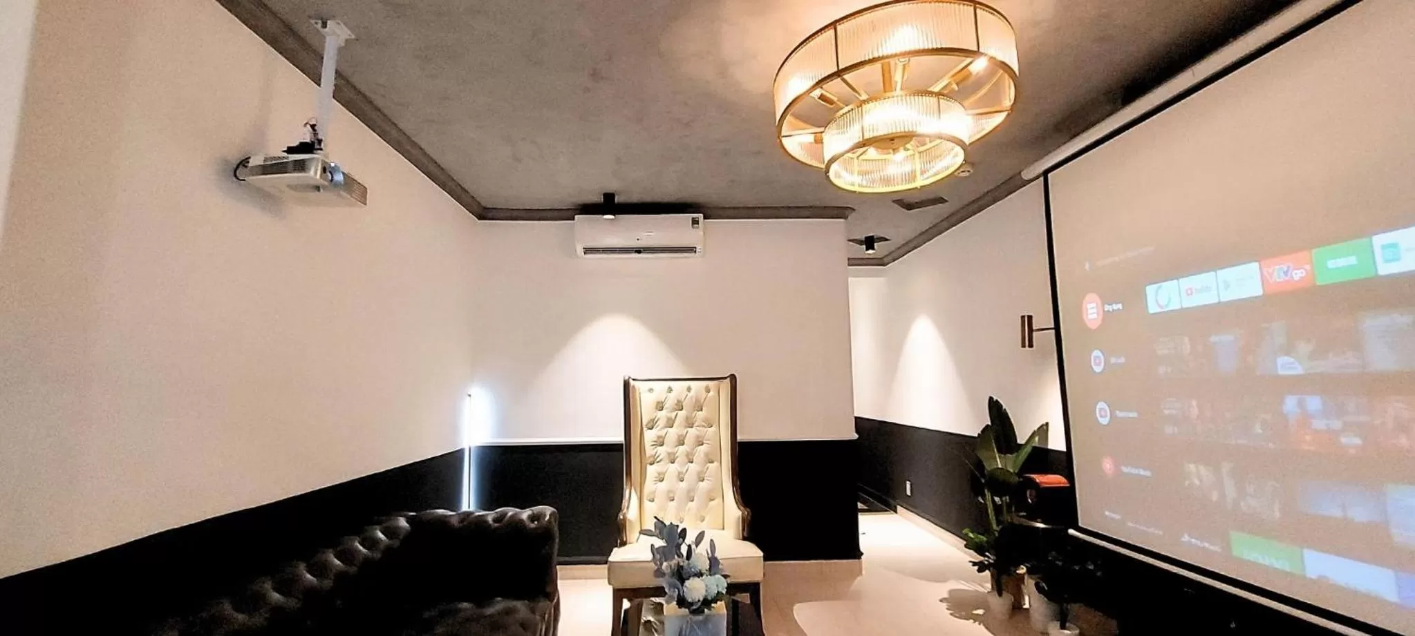 Evening entertainment in A In Hotel Del Luna