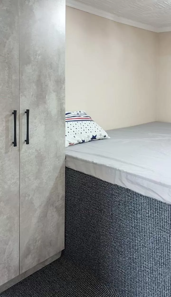 Bedroom, Bed in Railway Hotel