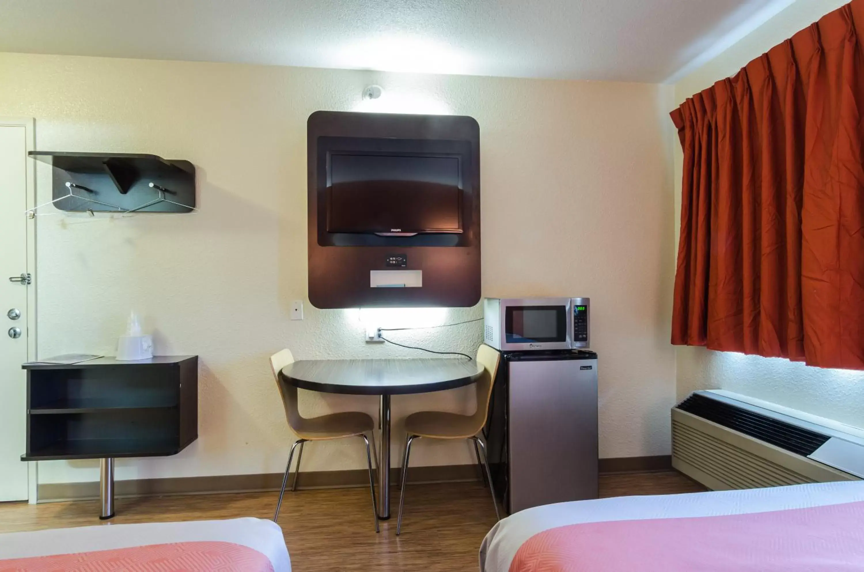 Bedroom, TV/Entertainment Center in Motel 6-Seattle, WA - Sea-Tac Airport South