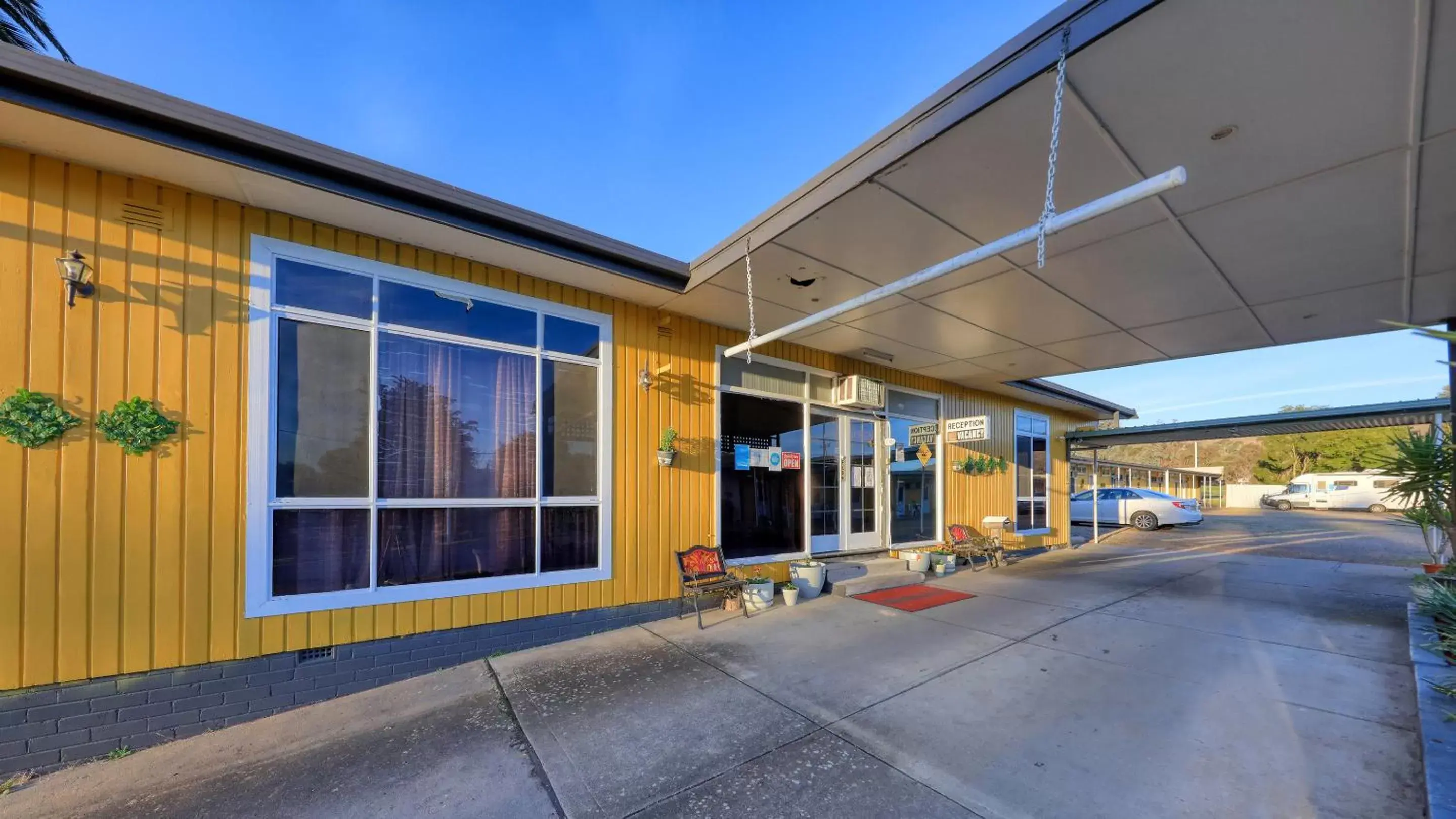 Facade/entrance in BUSHMANS RETREAT MOTOR INN