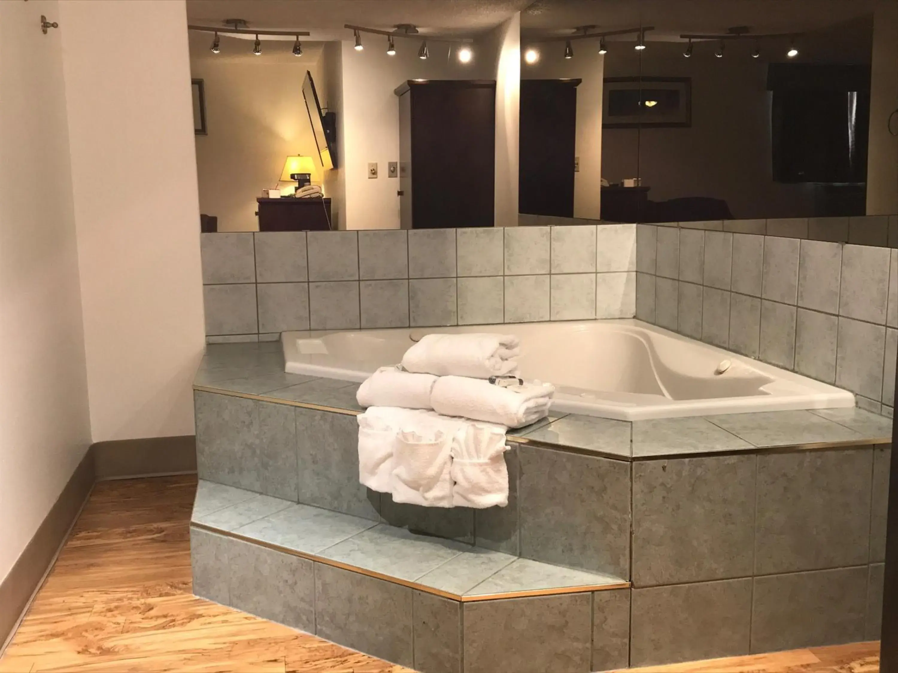 Hot Tub, Bathroom in Stonebridge Hotel
