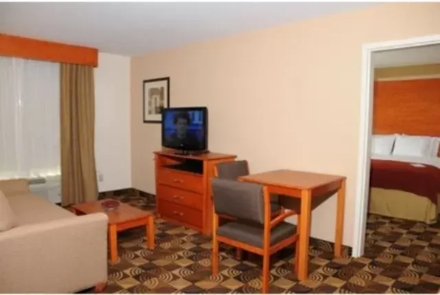 Living room, TV/Entertainment Center in Holiday Inn Express Hotel & Suites Bainbridge, an IHG Hotel