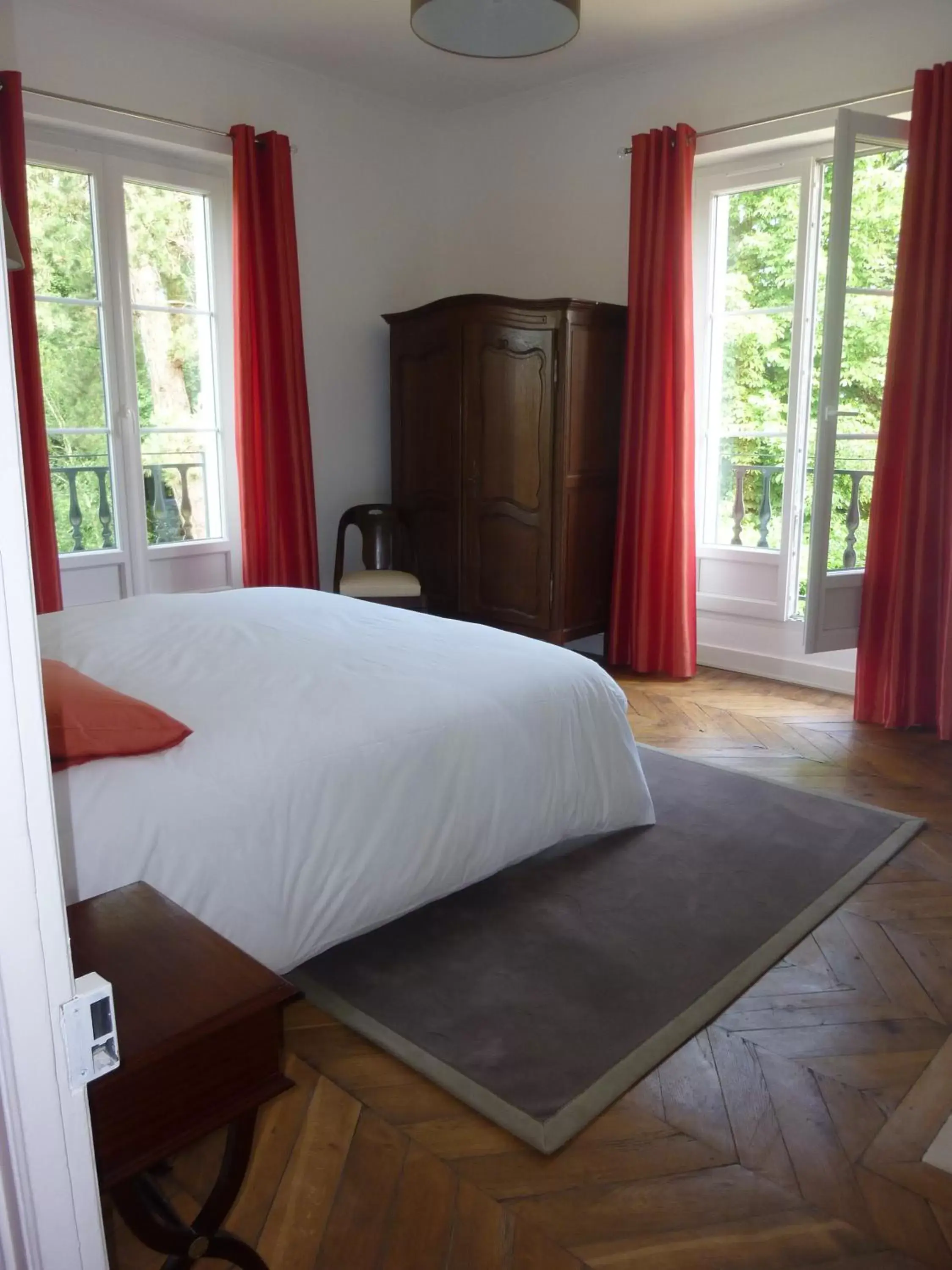 Photo of the whole room, Bed in Cèdre et Charme