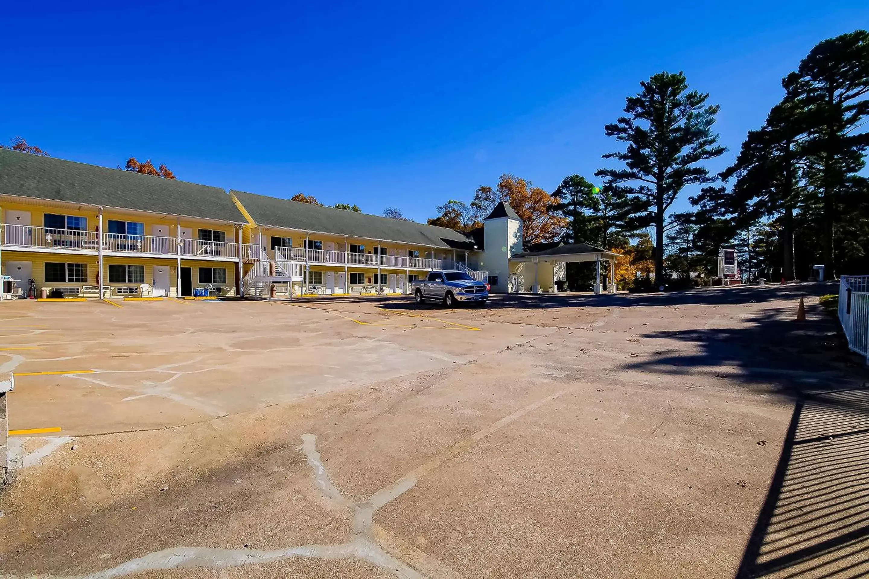 Parking, Property Building in Hotel O Eureka Springs - Christ of Ozark Area