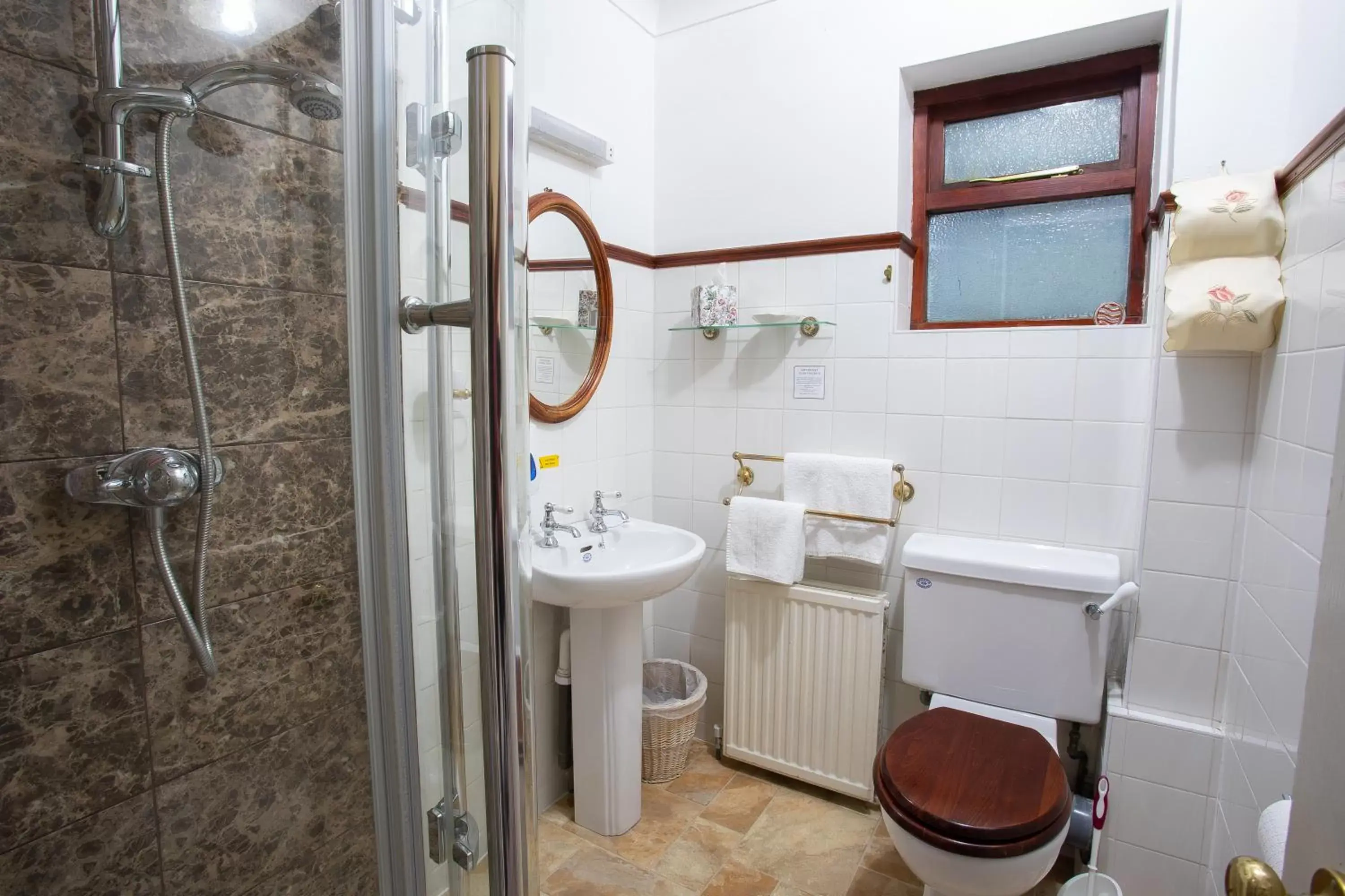 Shower, Bathroom in Fines Bayliwick Hotel