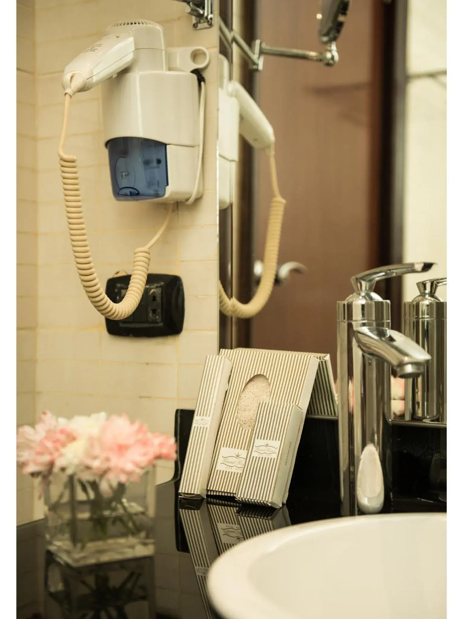 Bathroom, Coffee/Tea Facilities in Cherry Maryski Hotel