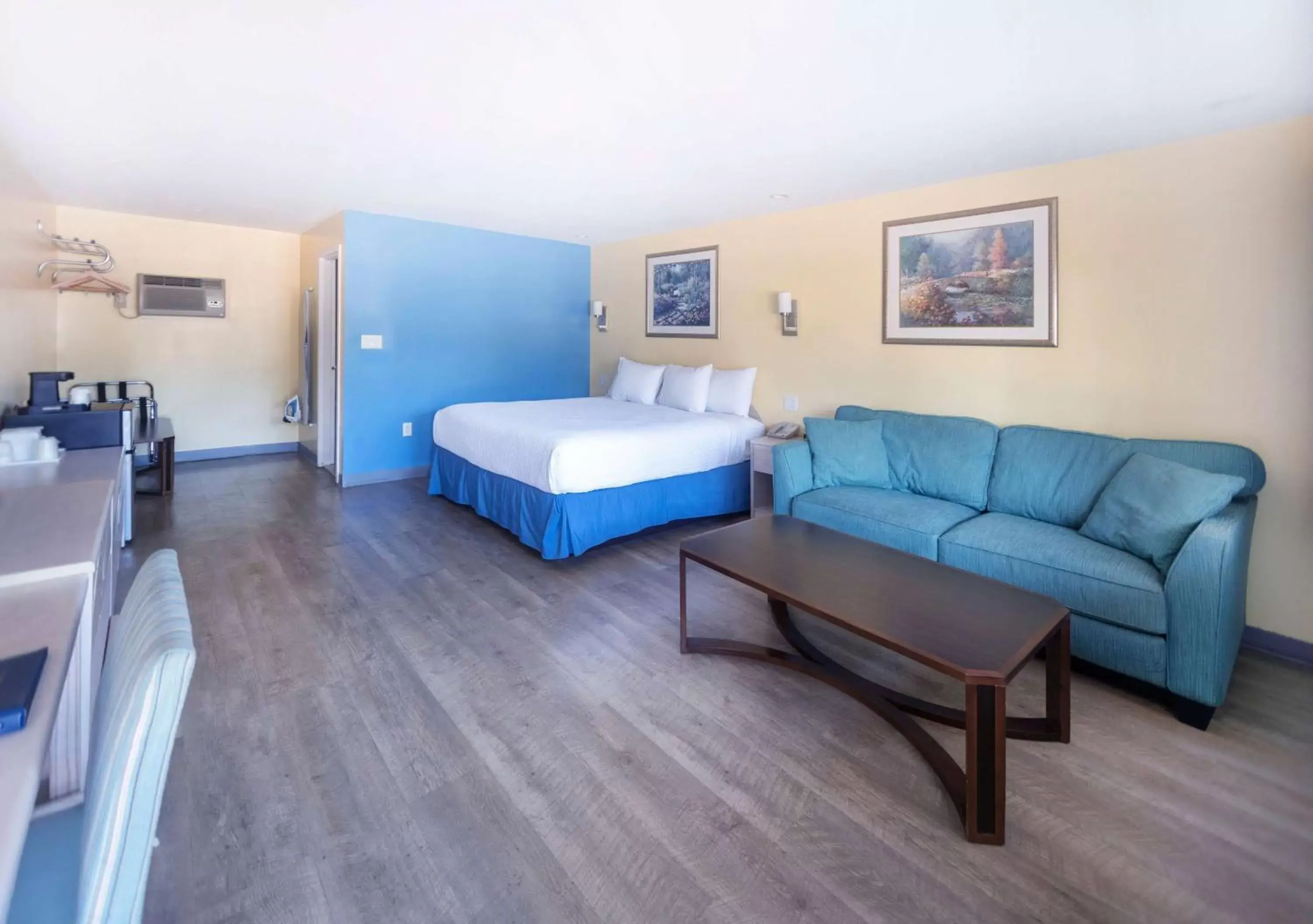 Photo of the whole room, Bed in Days Inn by Wyndham Hicksville Long Island
