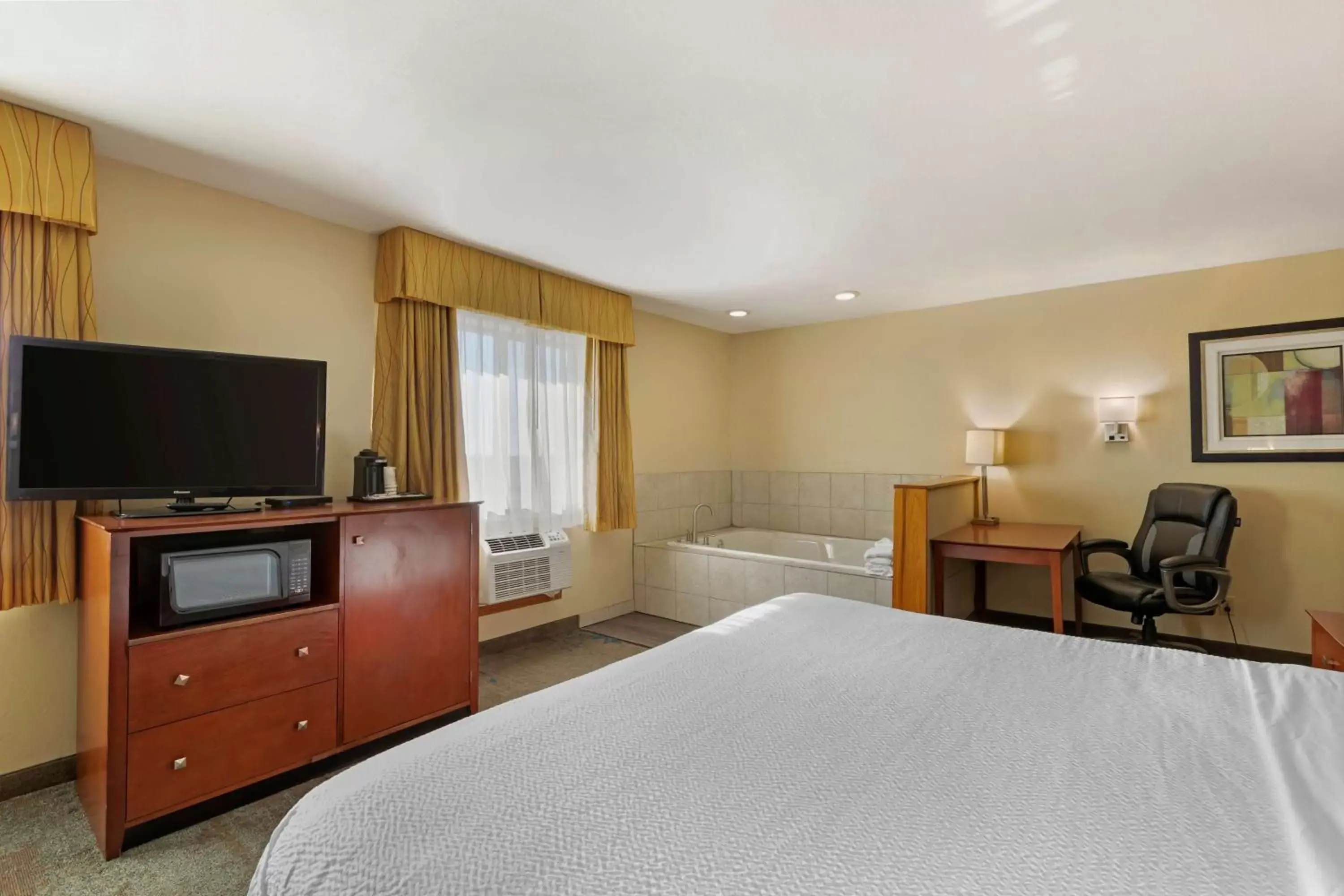 Bedroom, Bed in Best Western Plus Altoona Inn