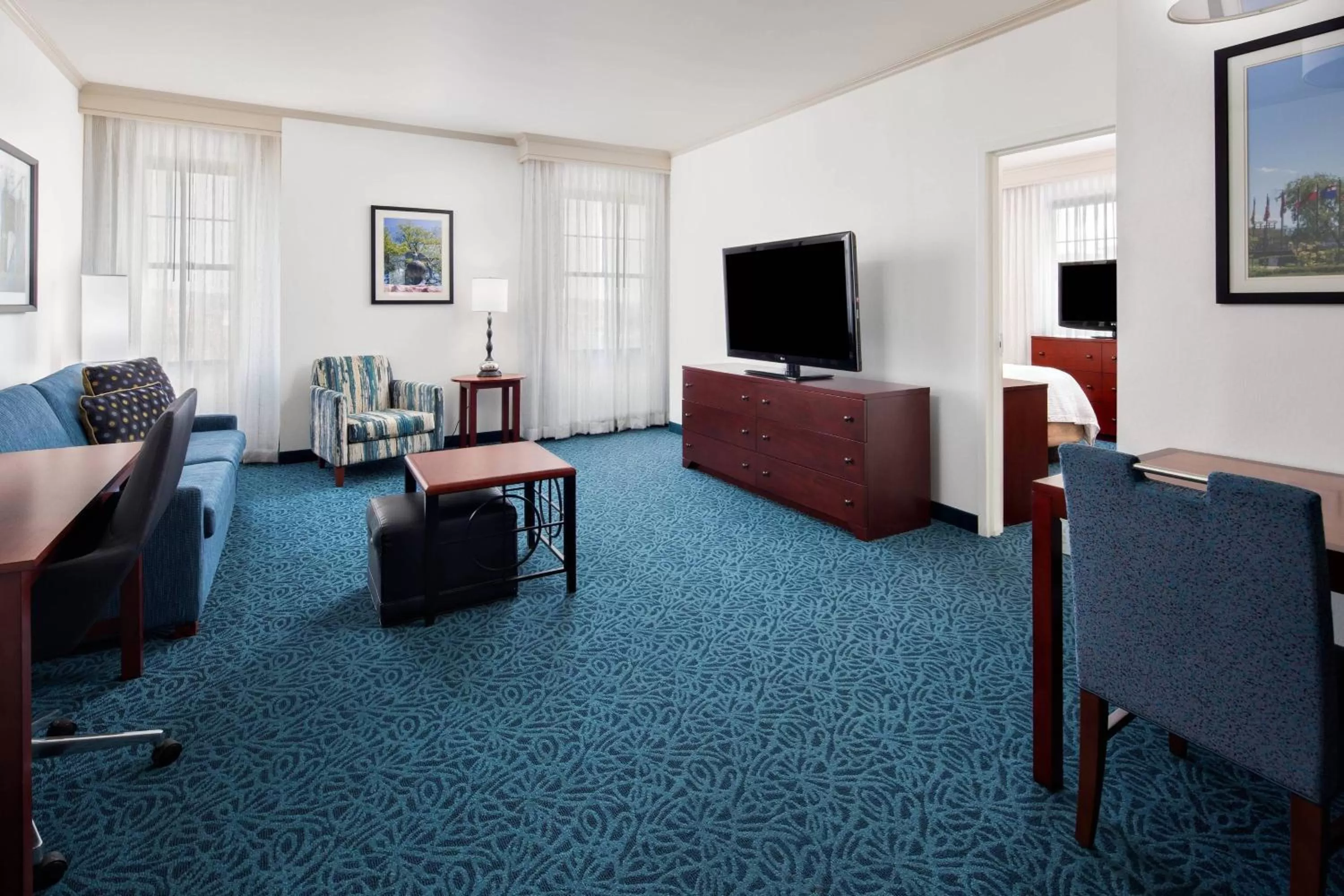 Living room in Residence Inn by Marriott Cincinnati Downtown/The Phelps