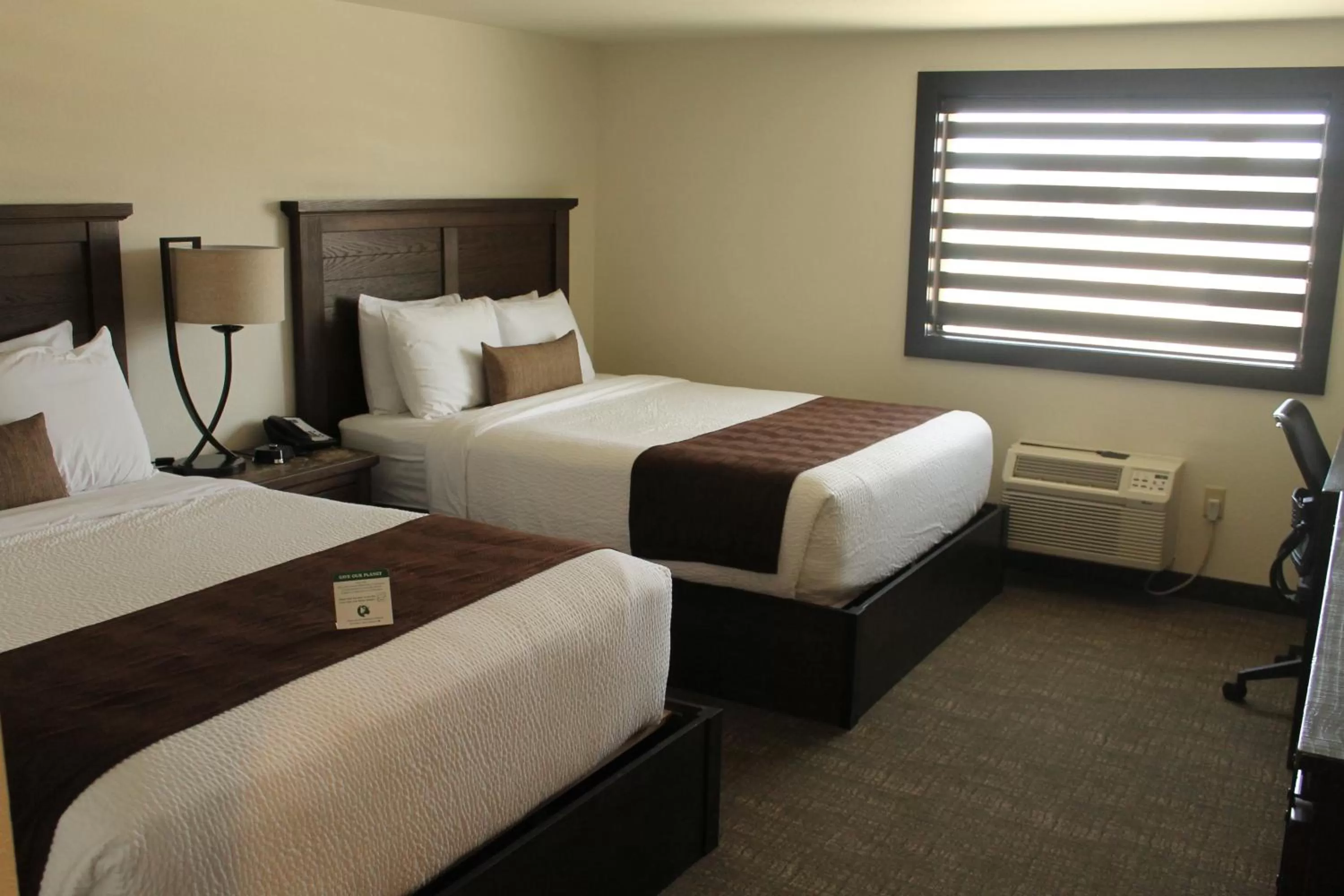 Bed in Boarders Inn & Suites by Cobblestone Hotels - Syracuse