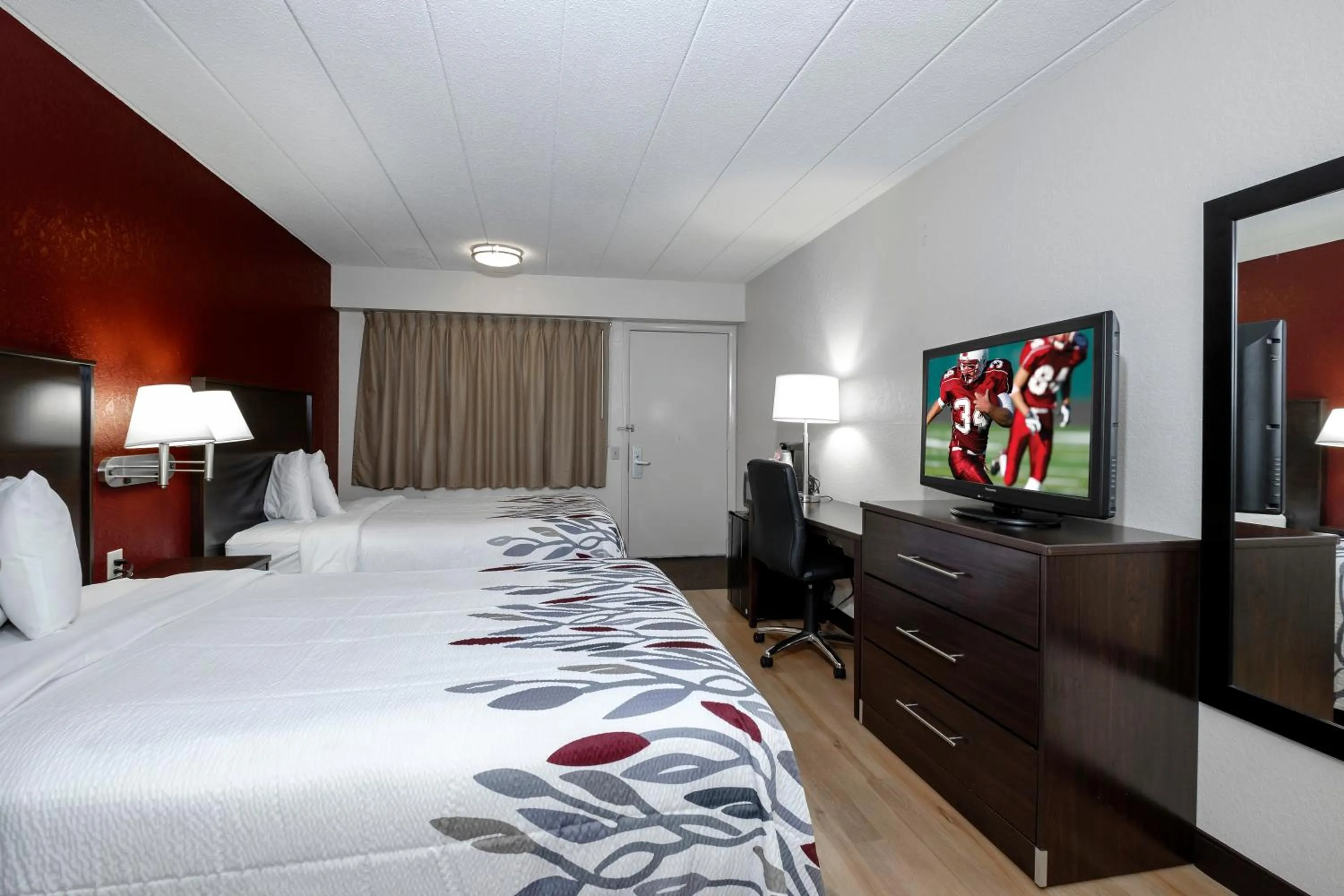 Photo of the whole room, Bed in Red Roof Inn Detroit - Troy