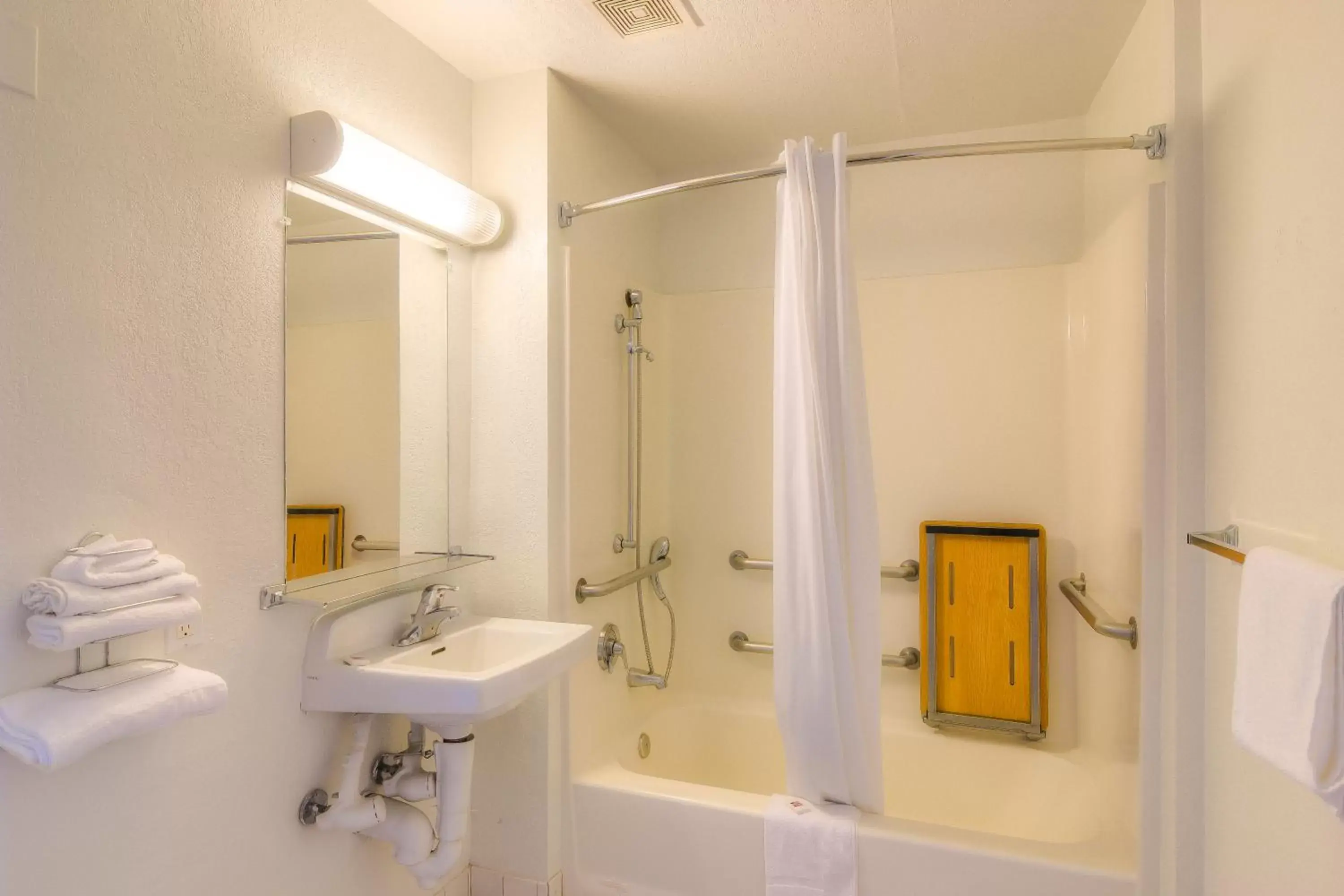 Bed, Bathroom in Motel 6-Sepulveda, CA - Los Angeles - Van Nuys - North Hills
