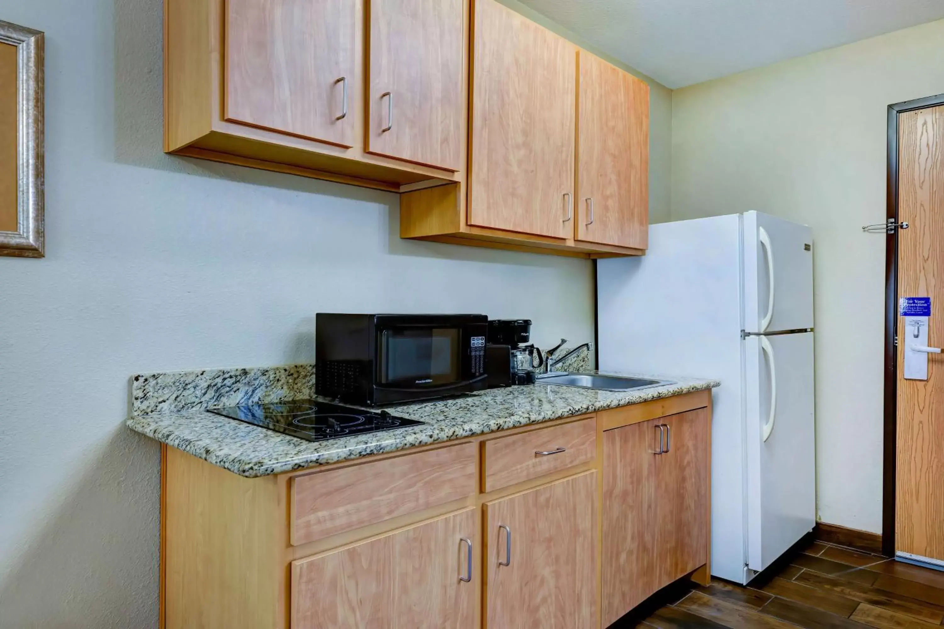 Photo of the whole room, Kitchen/Kitchenette in Studio 6 Lenexa - Overland Park