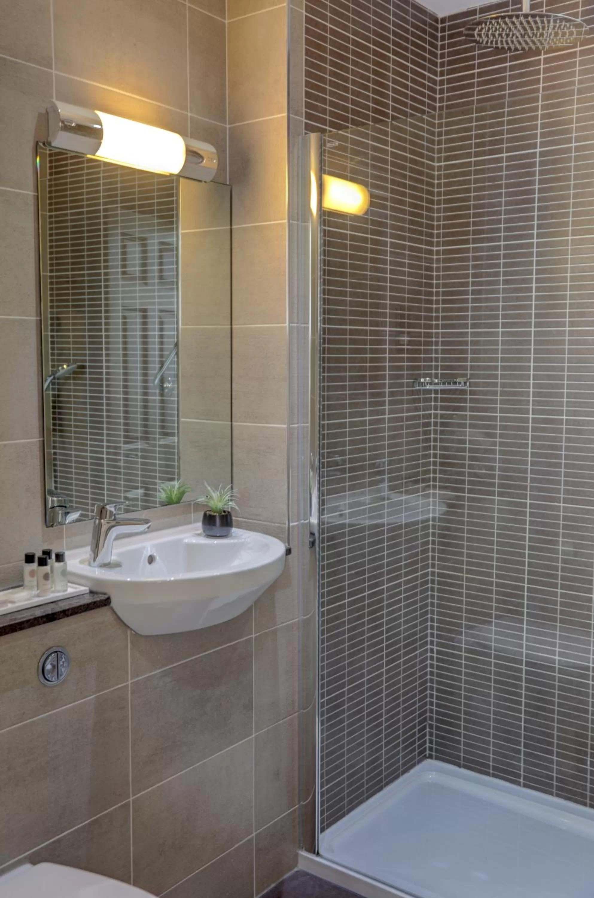 Shower in Crown & Mitre Hotel