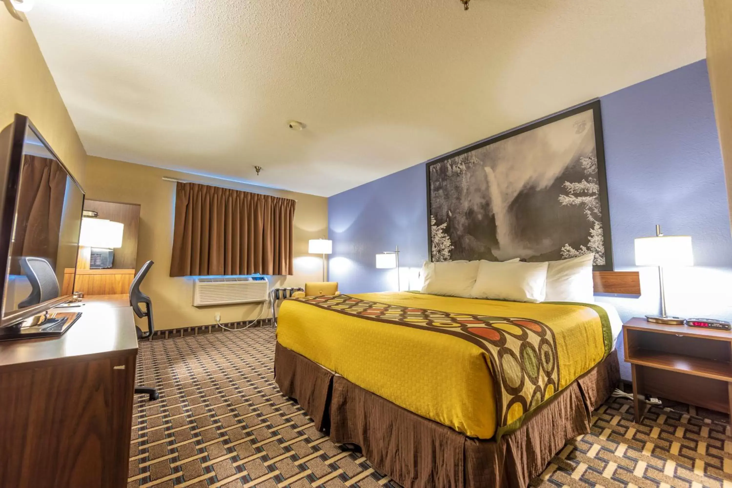 Shower, Bed in Super 8 by Wyndham Kamloops On The Hill