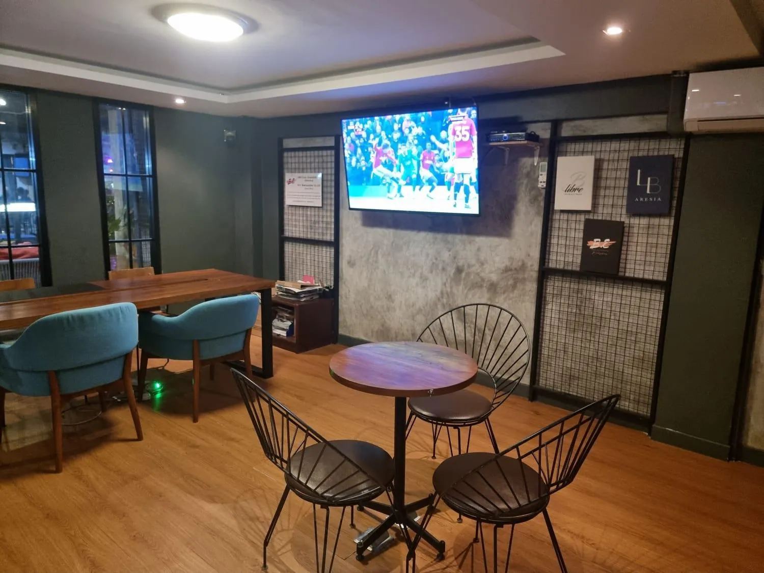 Communal lounge/ TV room in BH Baan Paradise Hotel Patong