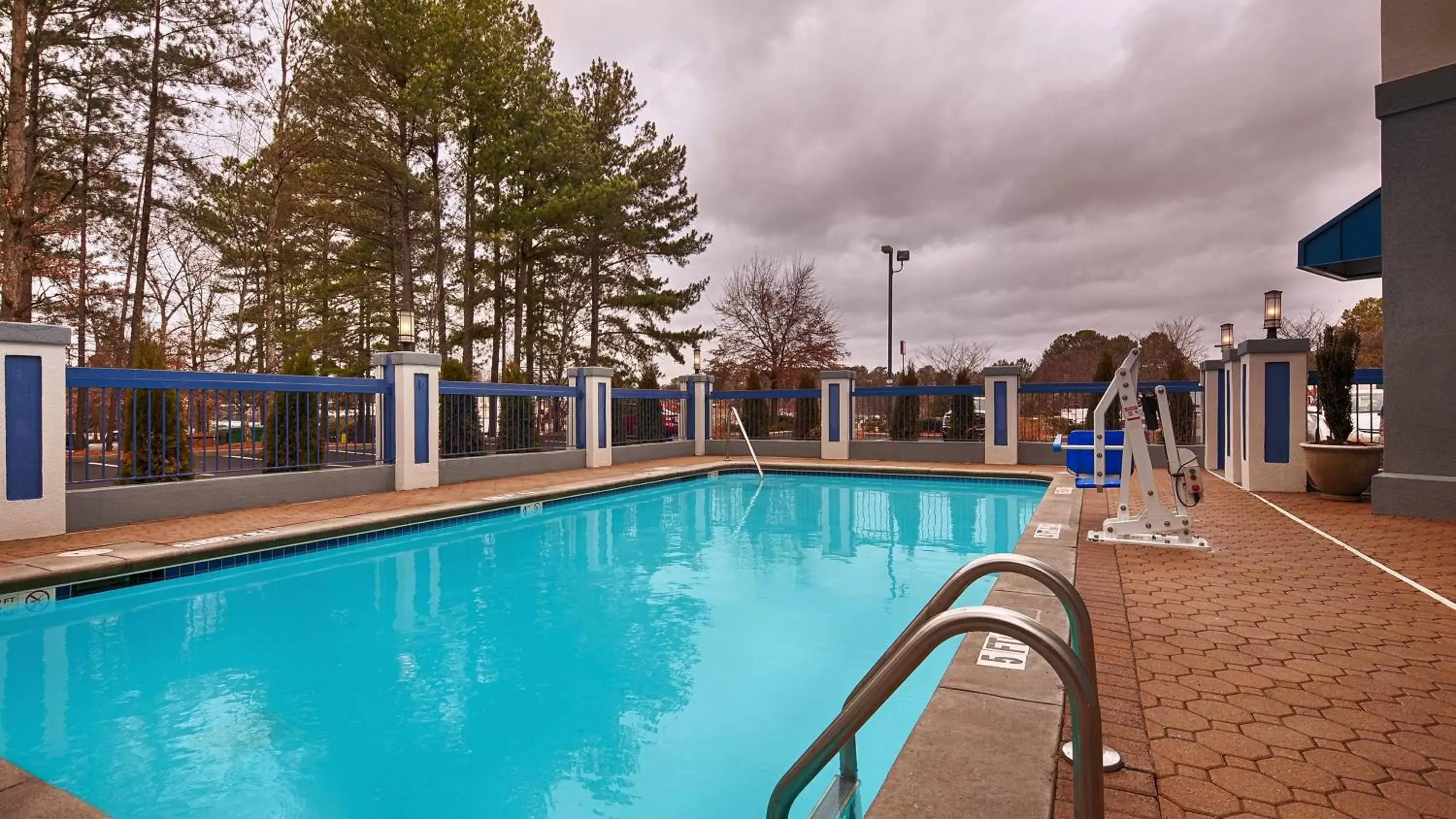 Swimming pool, Property Building in Best Western Gwinnett Center